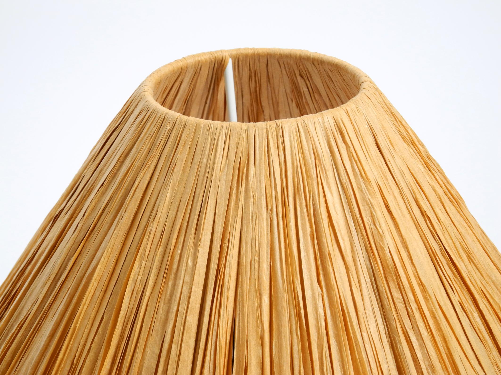 Italian 1960s table lamp made of wood and leather with paper straw lampshade For Sale 4