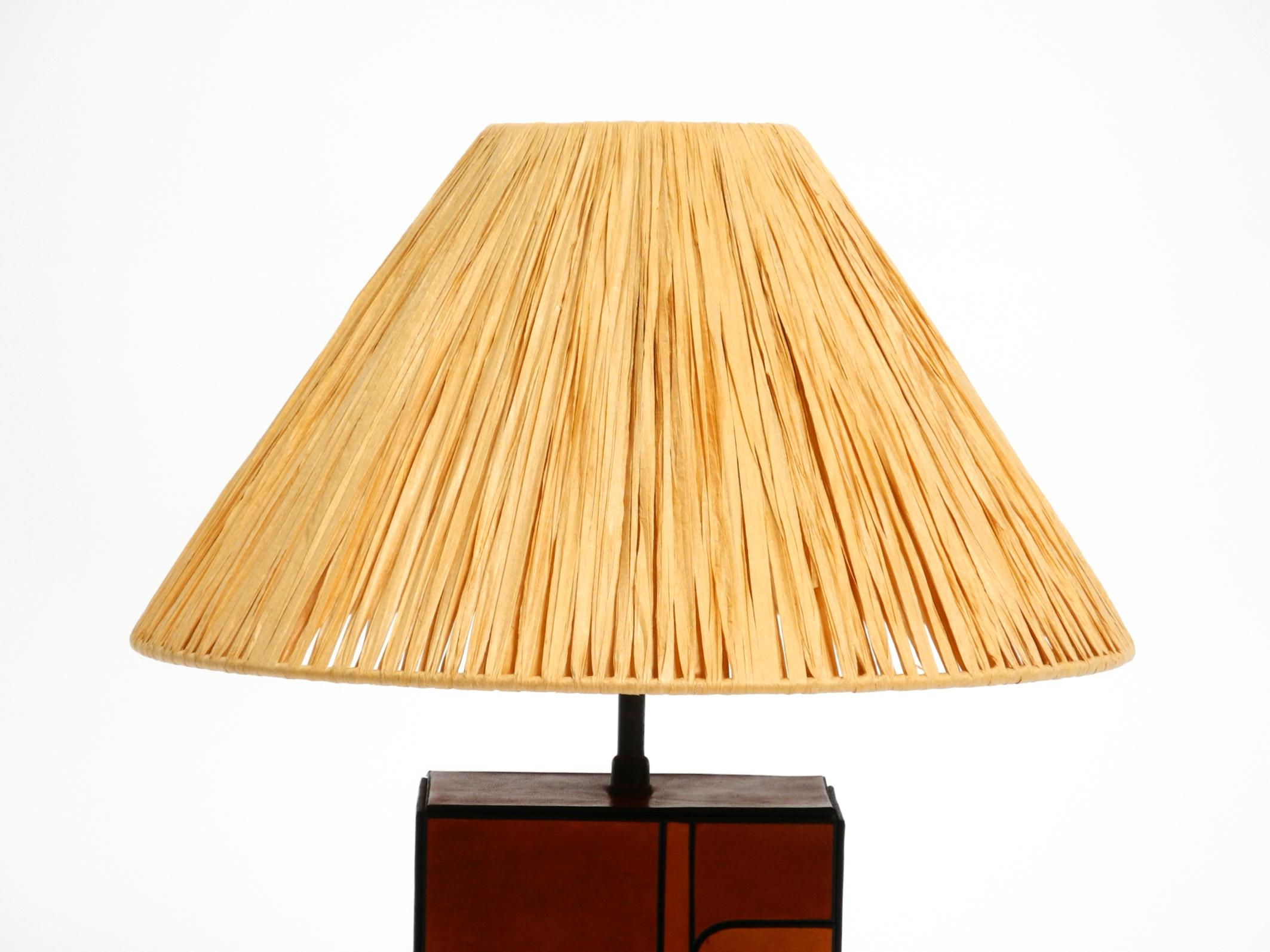Italian 1960s table lamp made of wood and leather with paper straw lampshade For Sale 6