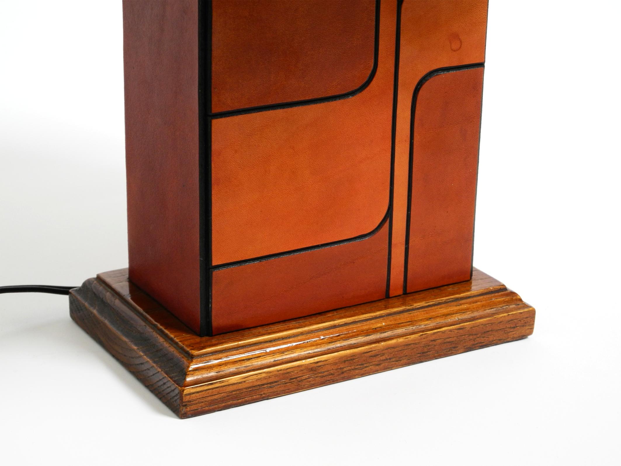 Italian 1960s table lamp made of wood and leather with paper straw lampshade For Sale 8