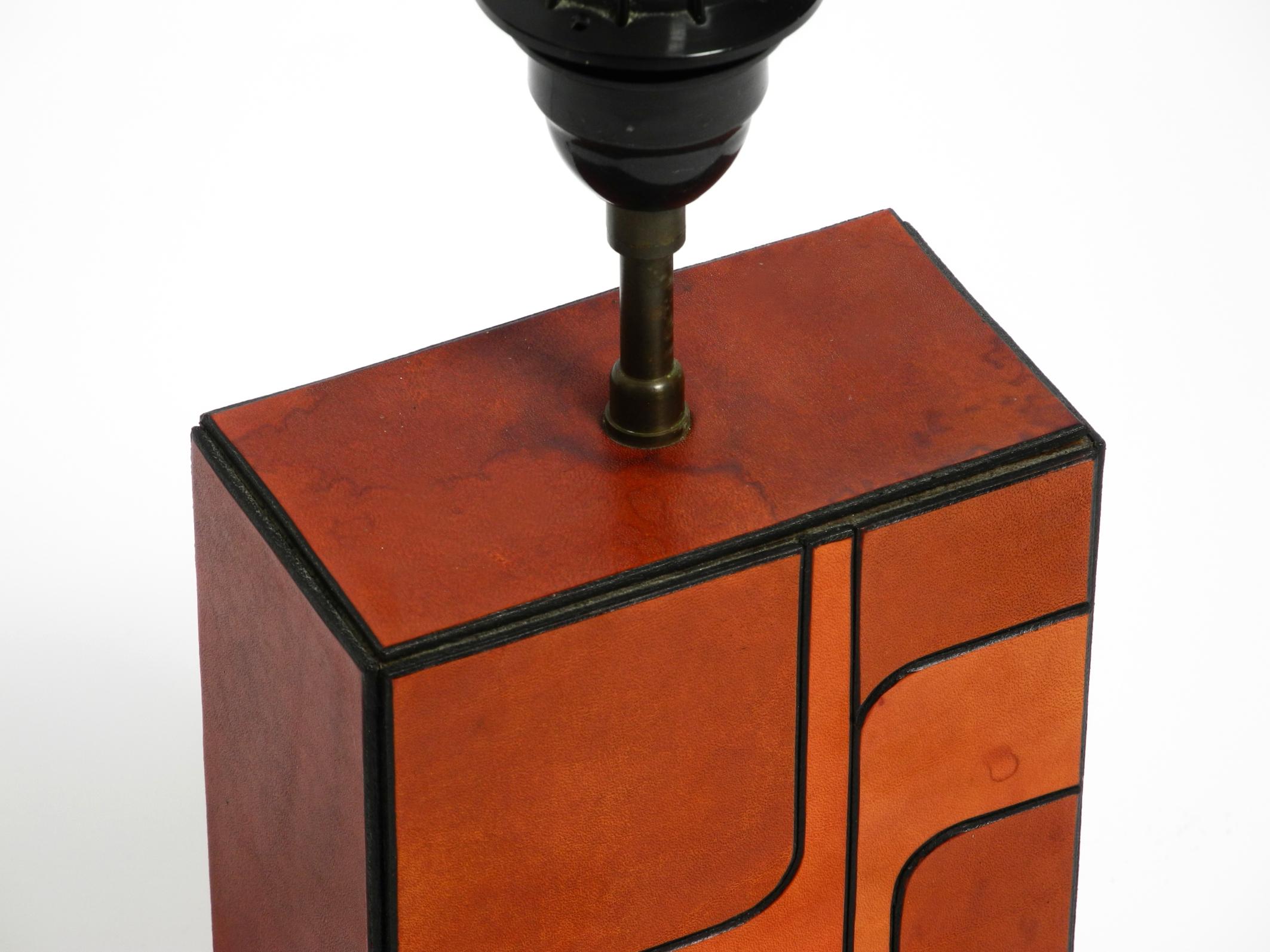 Italian 1960s table lamp made of wood and leather with paper straw lampshade For Sale 9