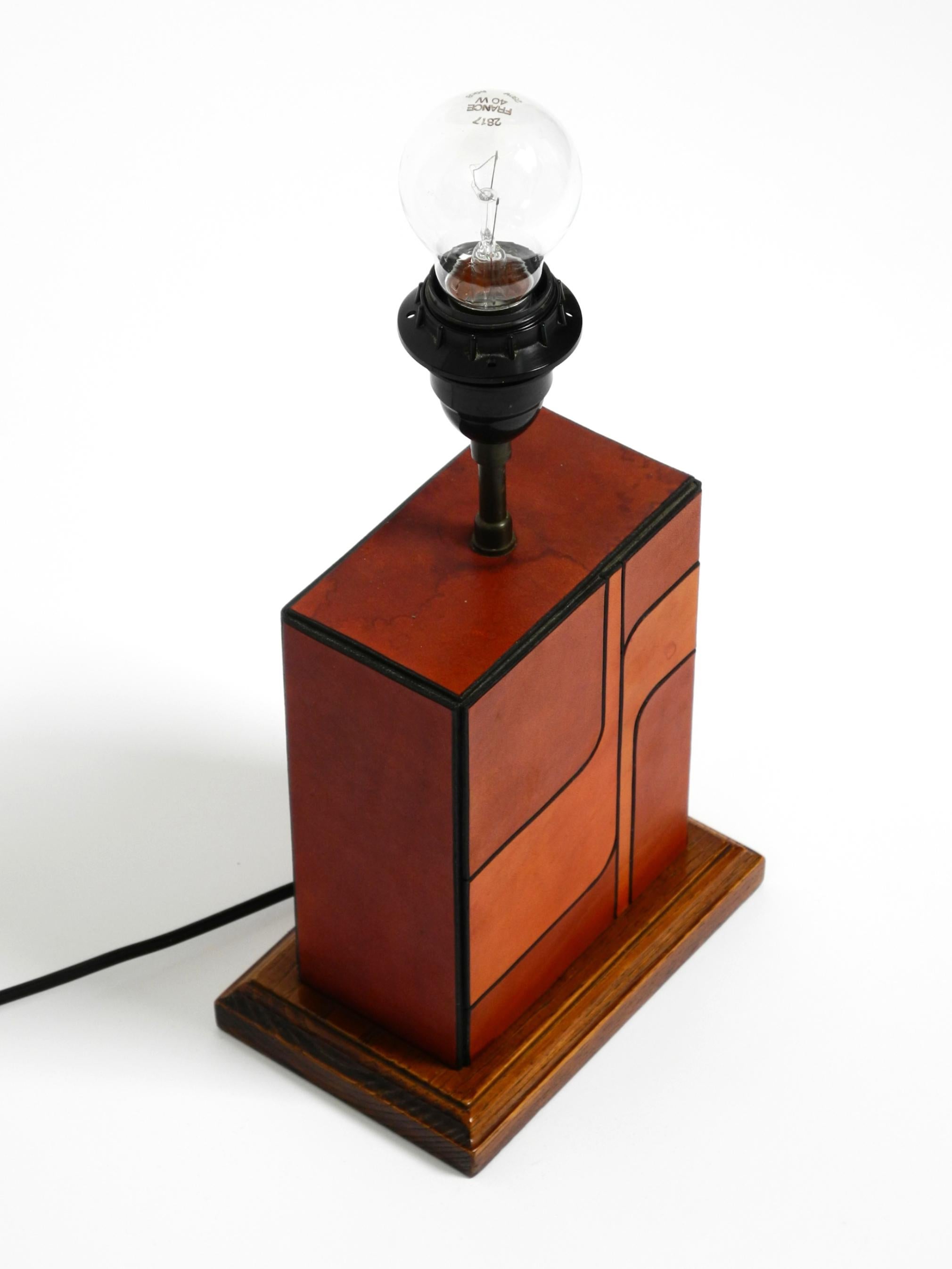 Italian 1960s table lamp made of wood and leather with paper straw lampshade For Sale 10