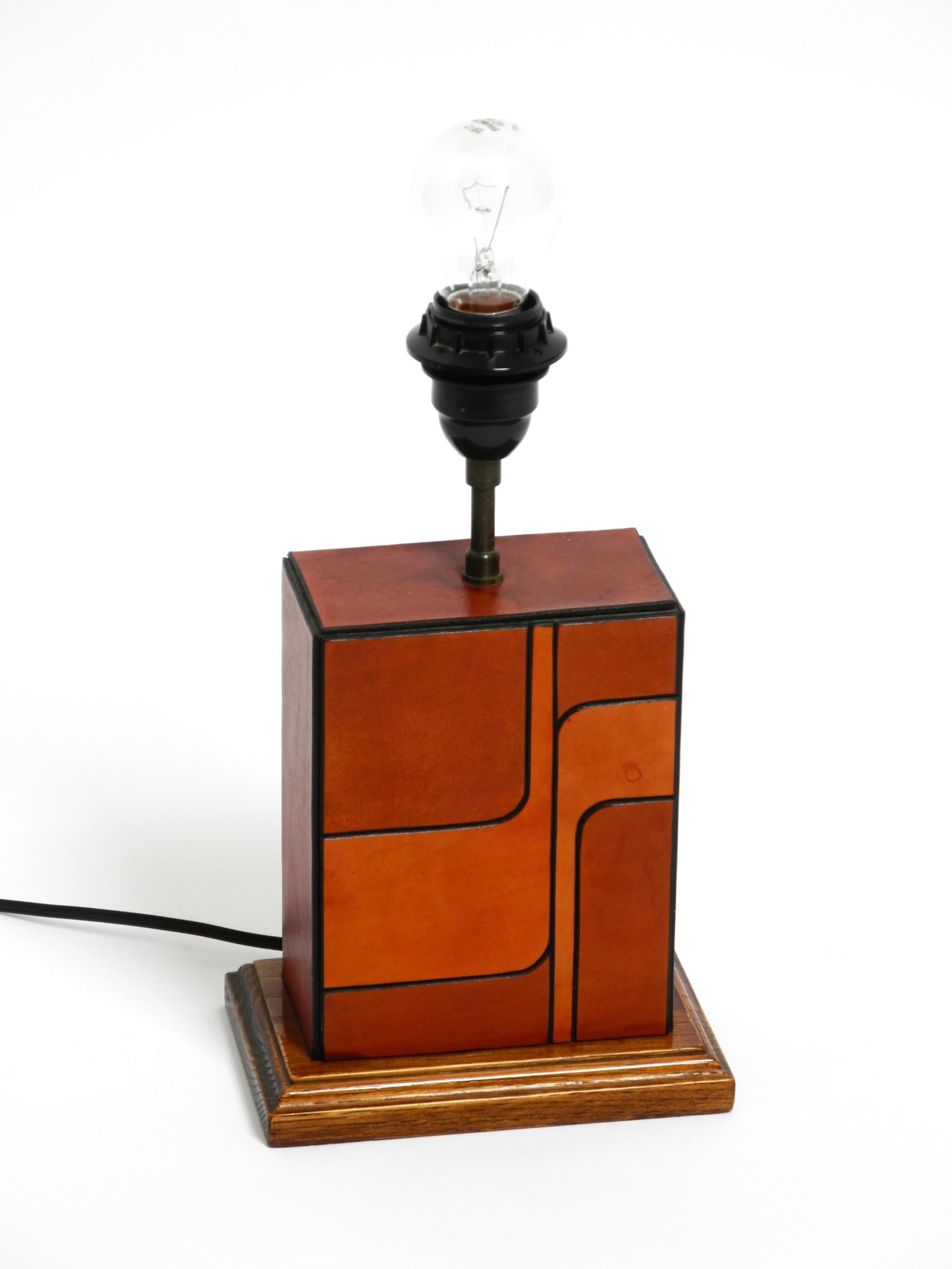 Italian 1960s table lamp made of wood and leather with paper straw lampshade For Sale 11