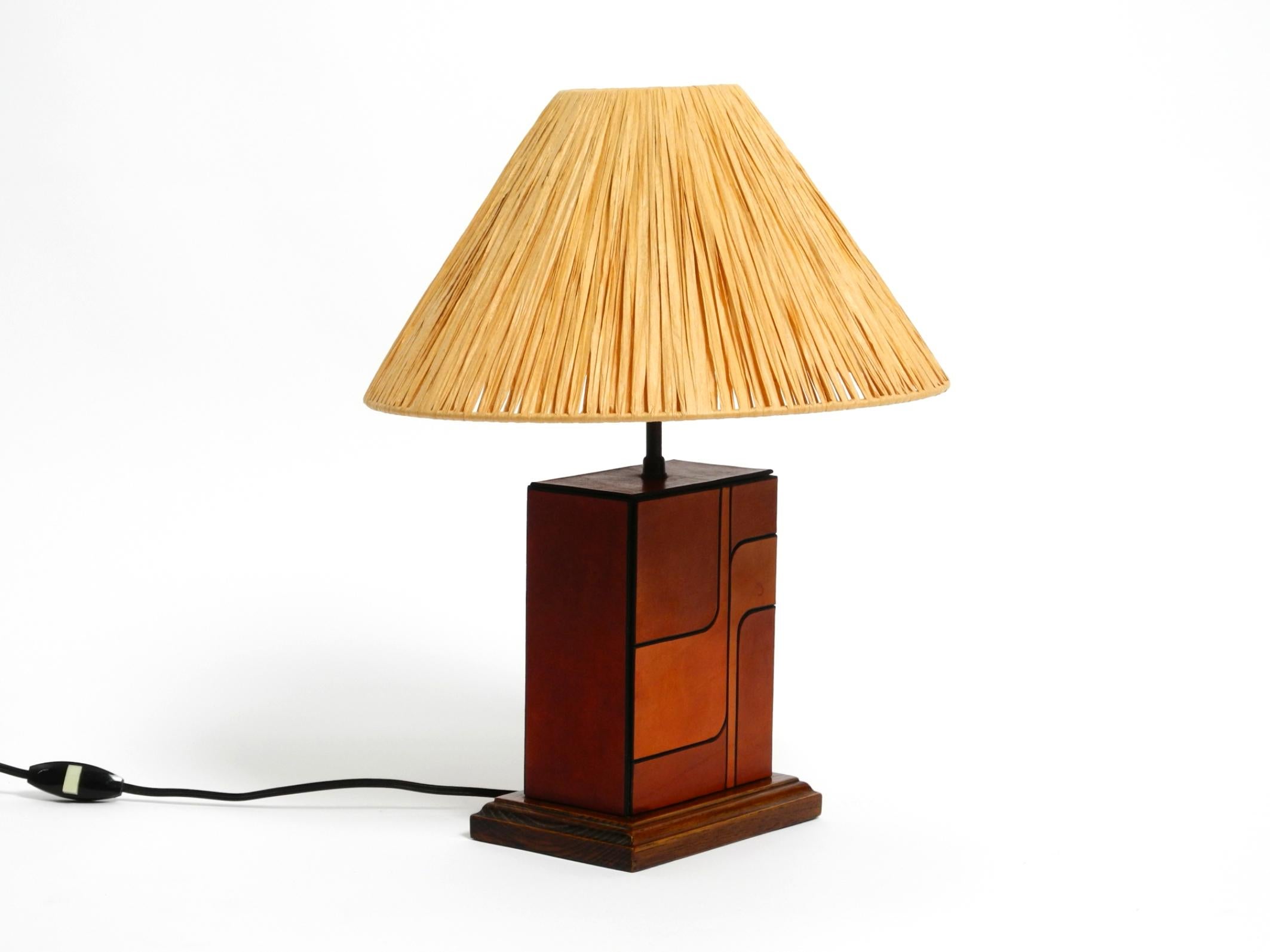 Beautiful 1960s table lamp made of wood and leather. Made in Italy.
Great Italian 1960s Pop Art Space Age design.
Made entirely of walnut wood and covered in leather.
In the typical colors of the era: wine red, orange-red, and pink-red. With a