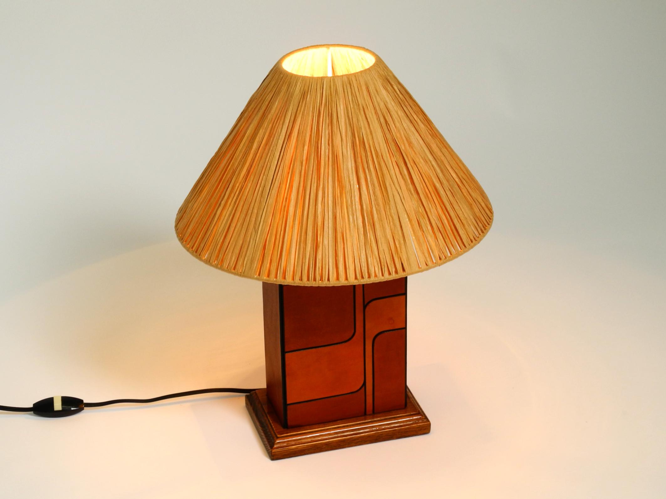 Italian 1960s table lamp made of wood and leather with paper straw lampshade In Good Condition For Sale In München, DE