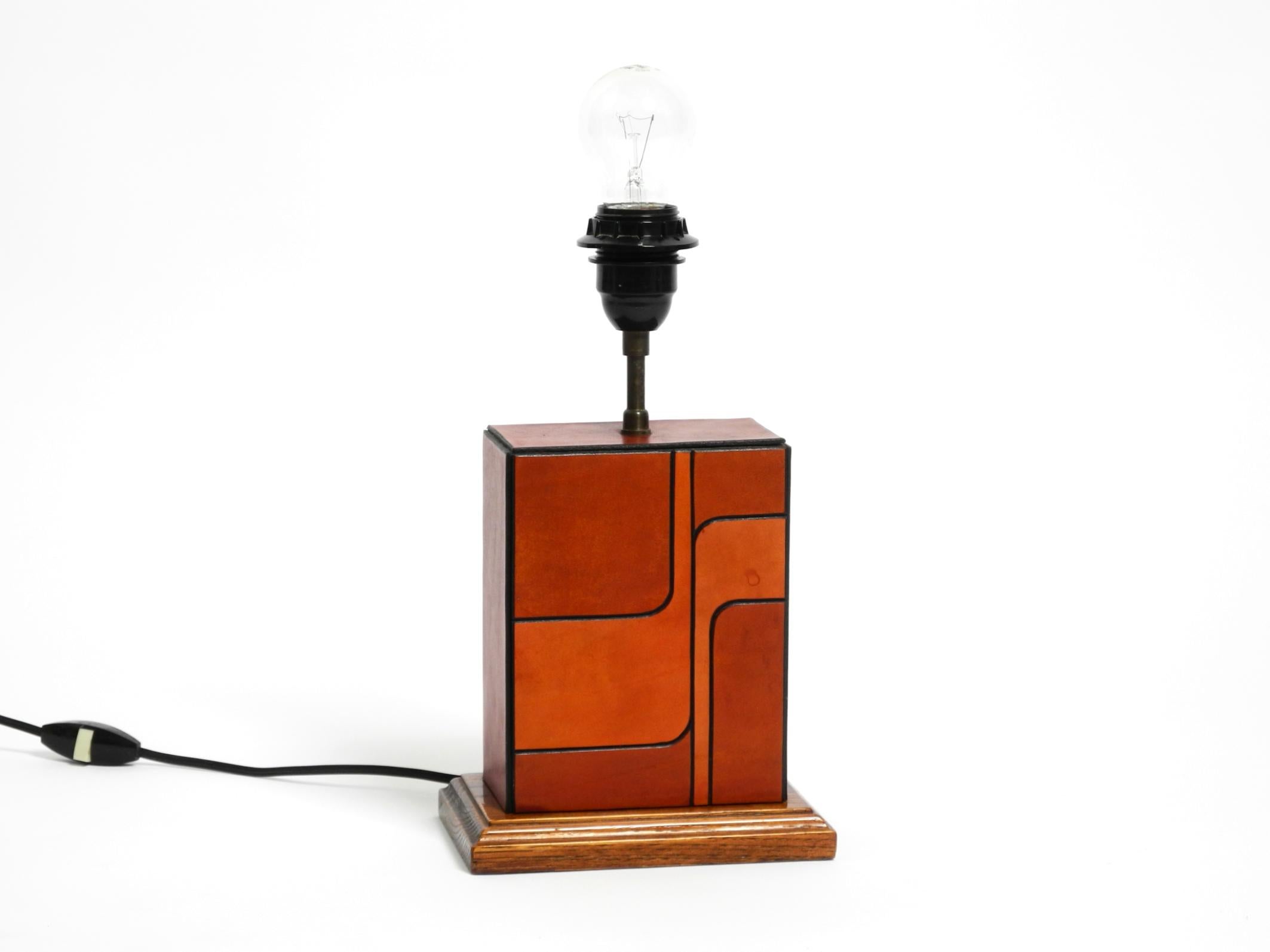 Italian 1960s table lamp made of wood and leather with paper straw lampshade For Sale 1