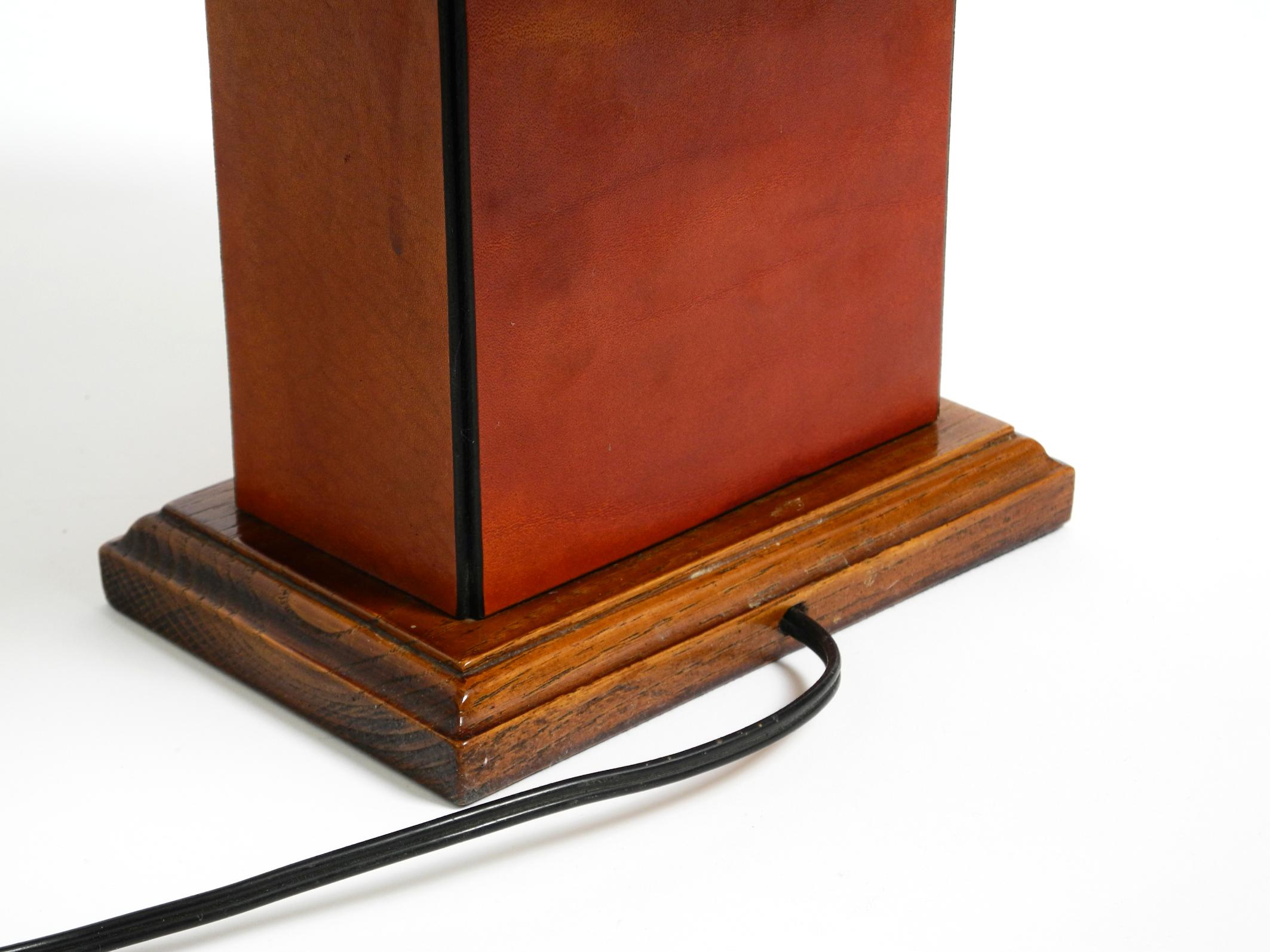 Italian 1960s table lamp made of wood and leather with paper straw lampshade For Sale 2