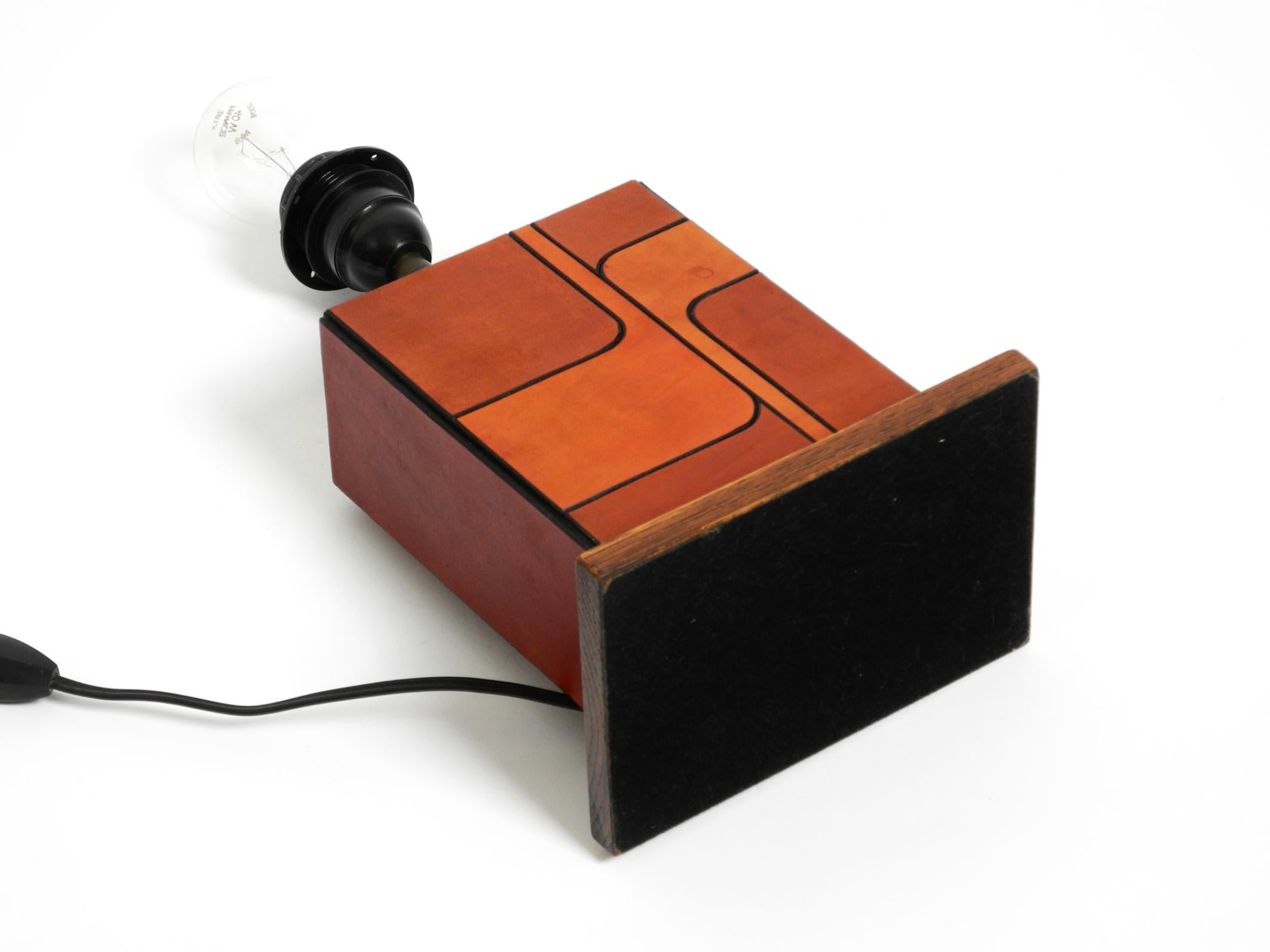 Italian 1960s table lamp made of wood and leather with paper straw lampshade For Sale 3