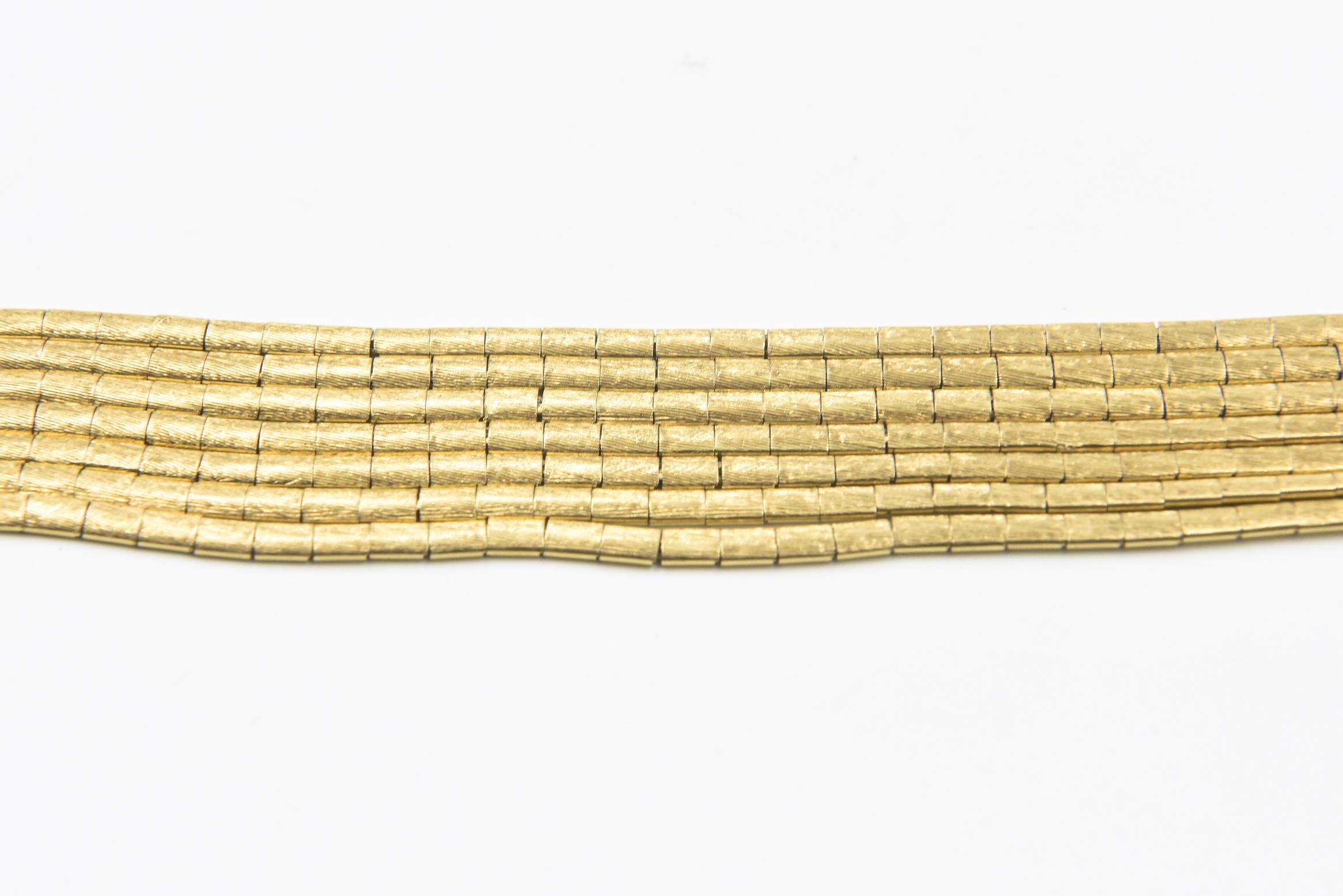 Italienisches 1960er Jahre strukturiertes Florentine Gold Armband mit sieben Strängen Damen im Angebot