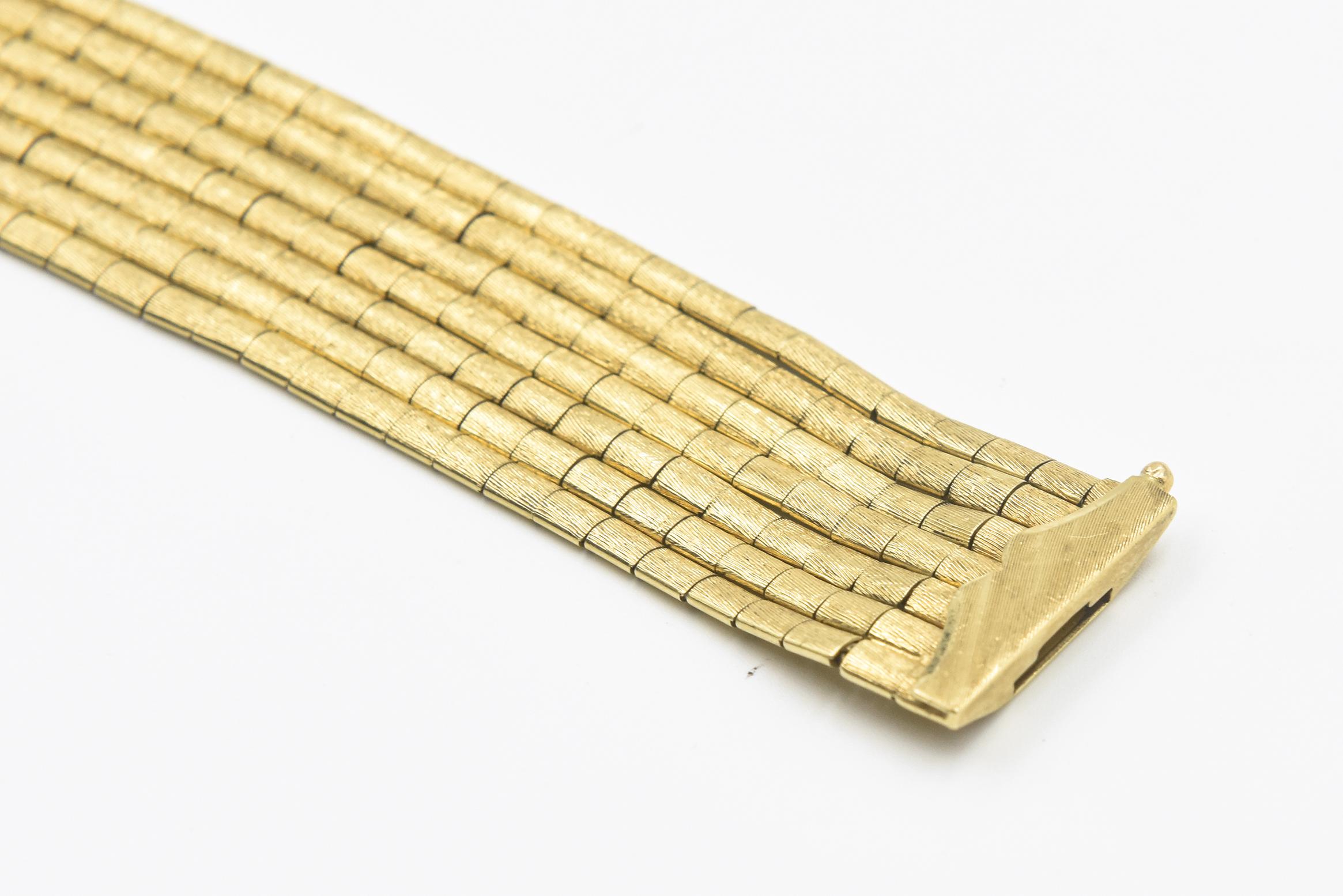 Italienisches 1960er Jahre strukturiertes Florentine Gold Armband mit sieben Strängen im Angebot 1