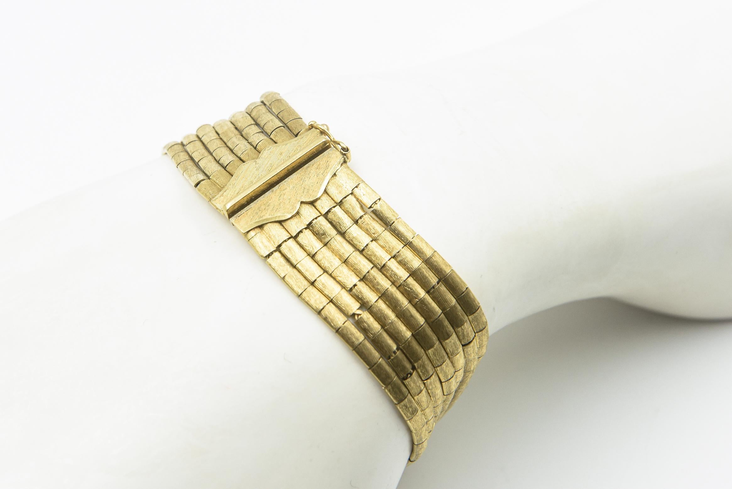 Italienisches 1960er Jahre strukturiertes Florentine Gold Armband mit sieben Strängen im Angebot 5