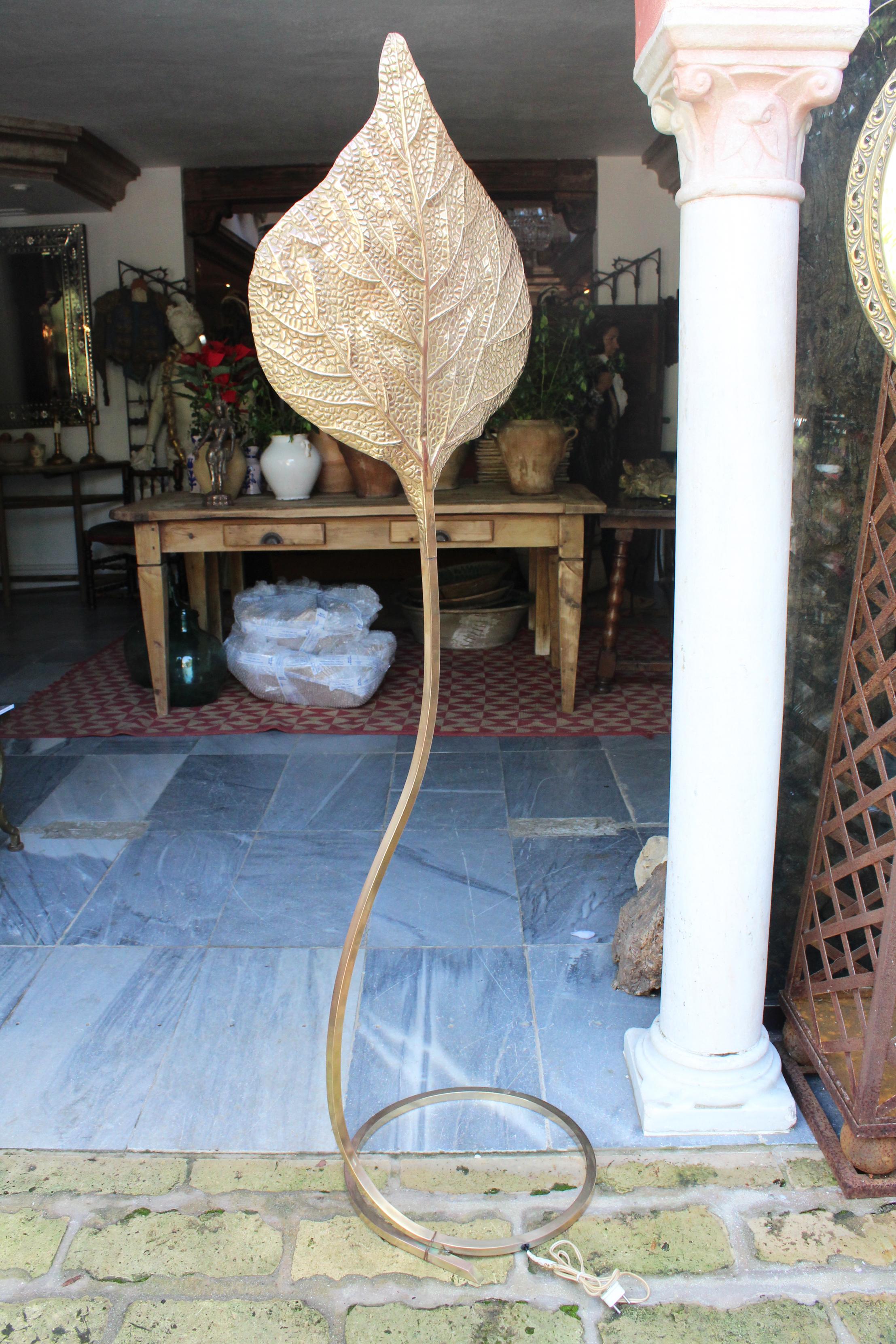 Italian large brass Rhubarb hand-hammered brass leaf floor lamp by Tommaso Barbi.
Tommaso Barbi, Italian designer and manufacturer, was well-known for his brass works, inspired by nature.
Beautiful quality, and in excellent condition, with nice