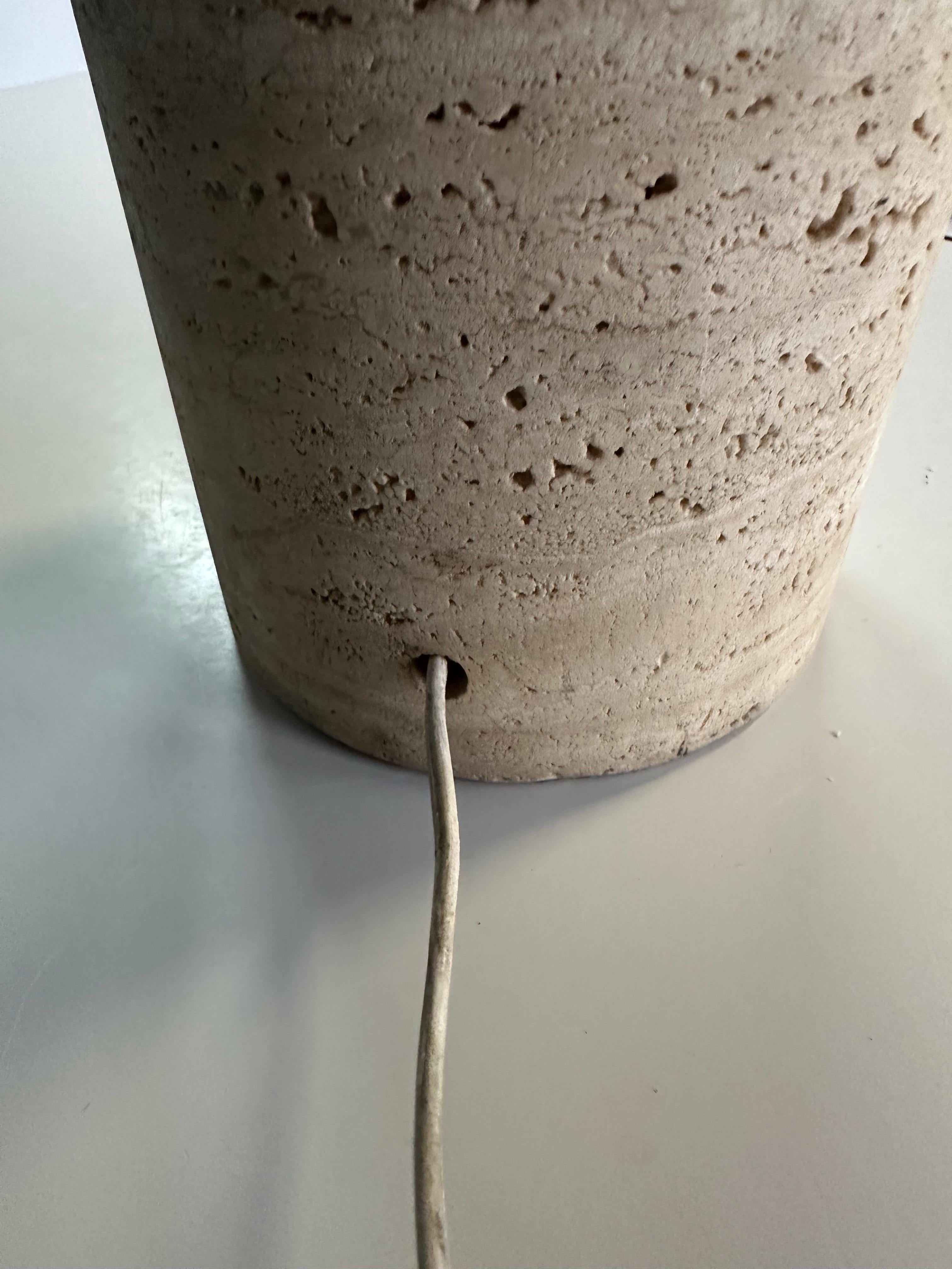 Italian 1960s Travertine and Brass Cylindrical Table Lamp For Sale 1