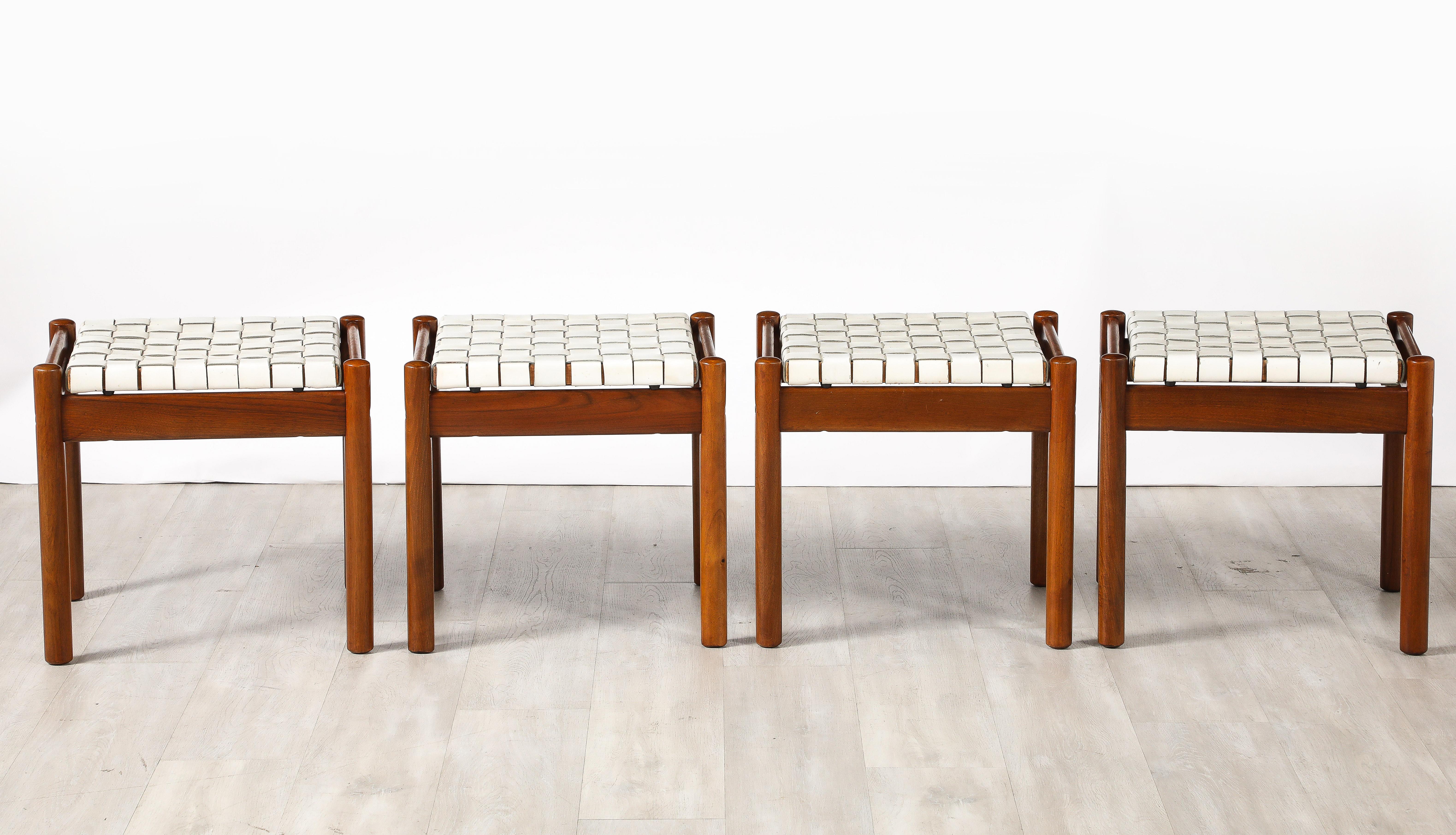 Tabourets italiens en noyer des années 1960 avec sièges en cuir tressé ; pieds arrondis élégants. Quatre disponibles.  1 850 $ chacun 
Italie, vers 1960 
Taille : 17 1/4