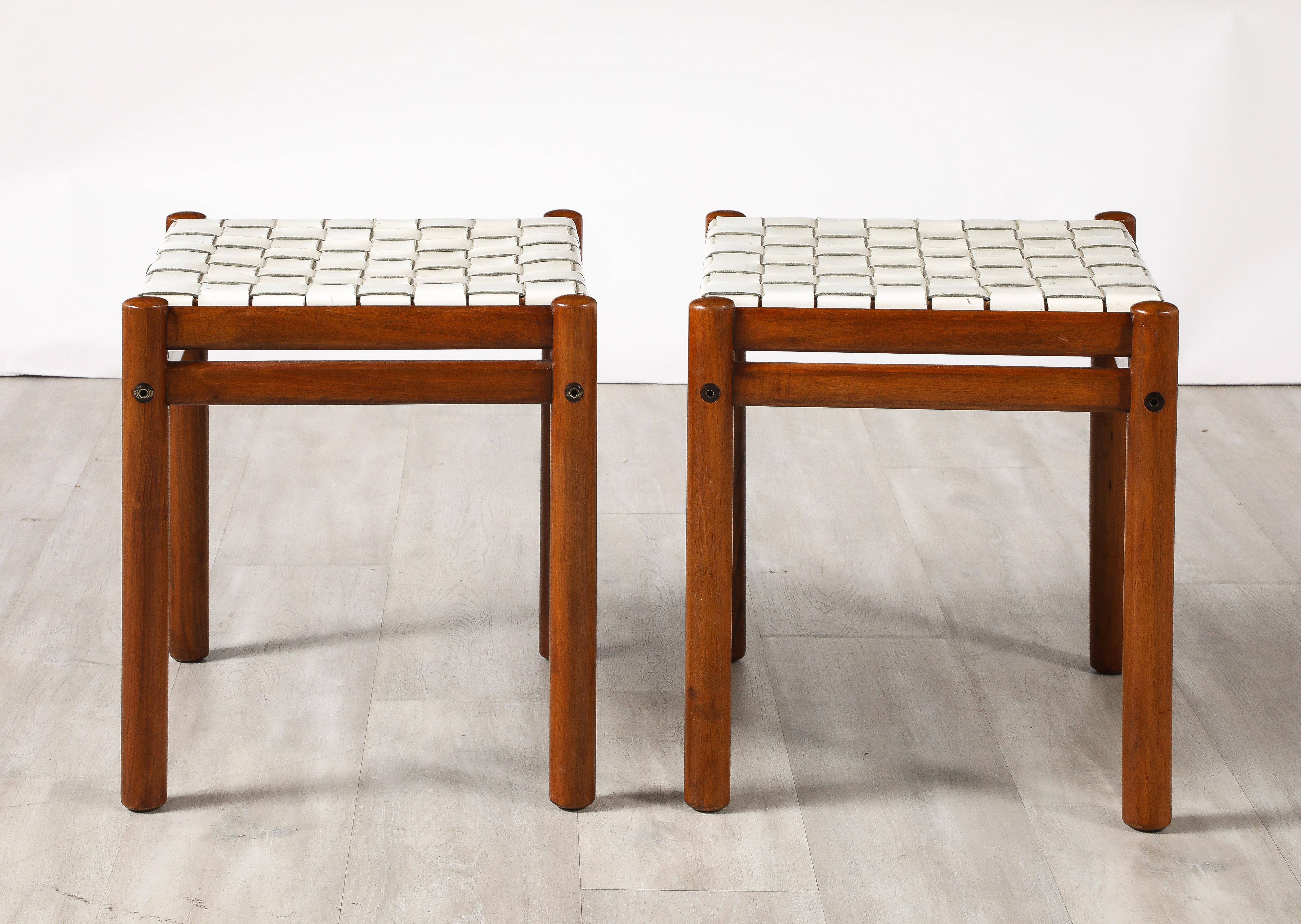 Cuir Tabourets italiens des années 1960 avec sièges en cuir tissé en vente