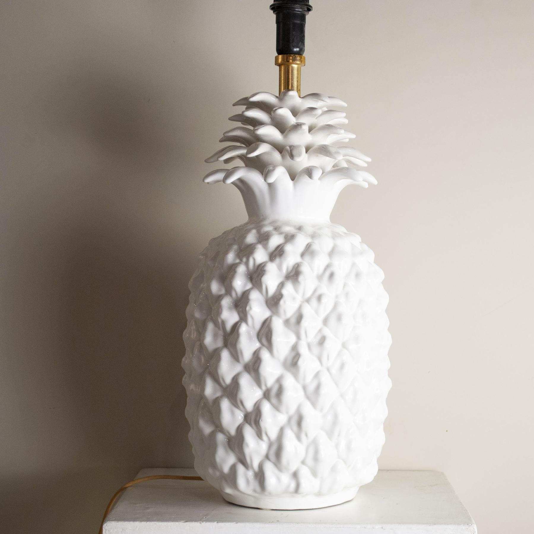 Lampe de table italienne des années 1960 en céramique émaillée et laiton, représentant un fruit exotique, l'ananas.
La lampe est vendue sans l'abat-jour sur la photo, mais il peut être demandé dans les formes, tailles et couleurs souhaitées avec un
