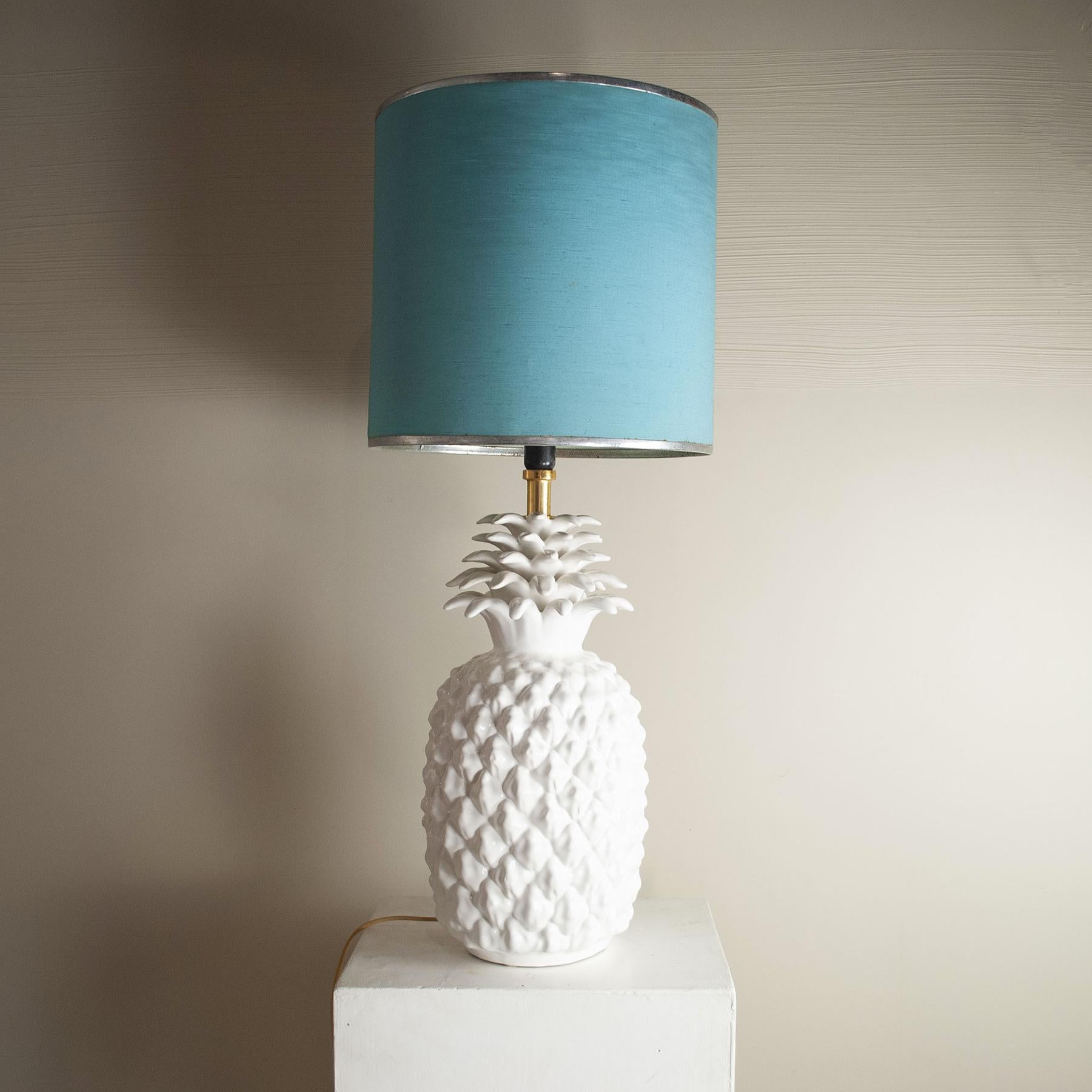 Mid-Century Modern Lampe de bureau italienne en céramique blanche des années 1960 représentant un fruit d'ananas exotique en vente