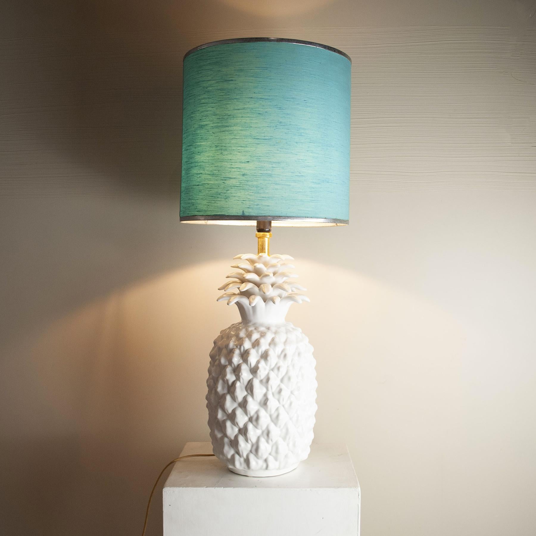 Mid-Century Modern Italian 1960s White Ceramic Table Lamp Depicting the Exotic Pineapple Fruit For Sale