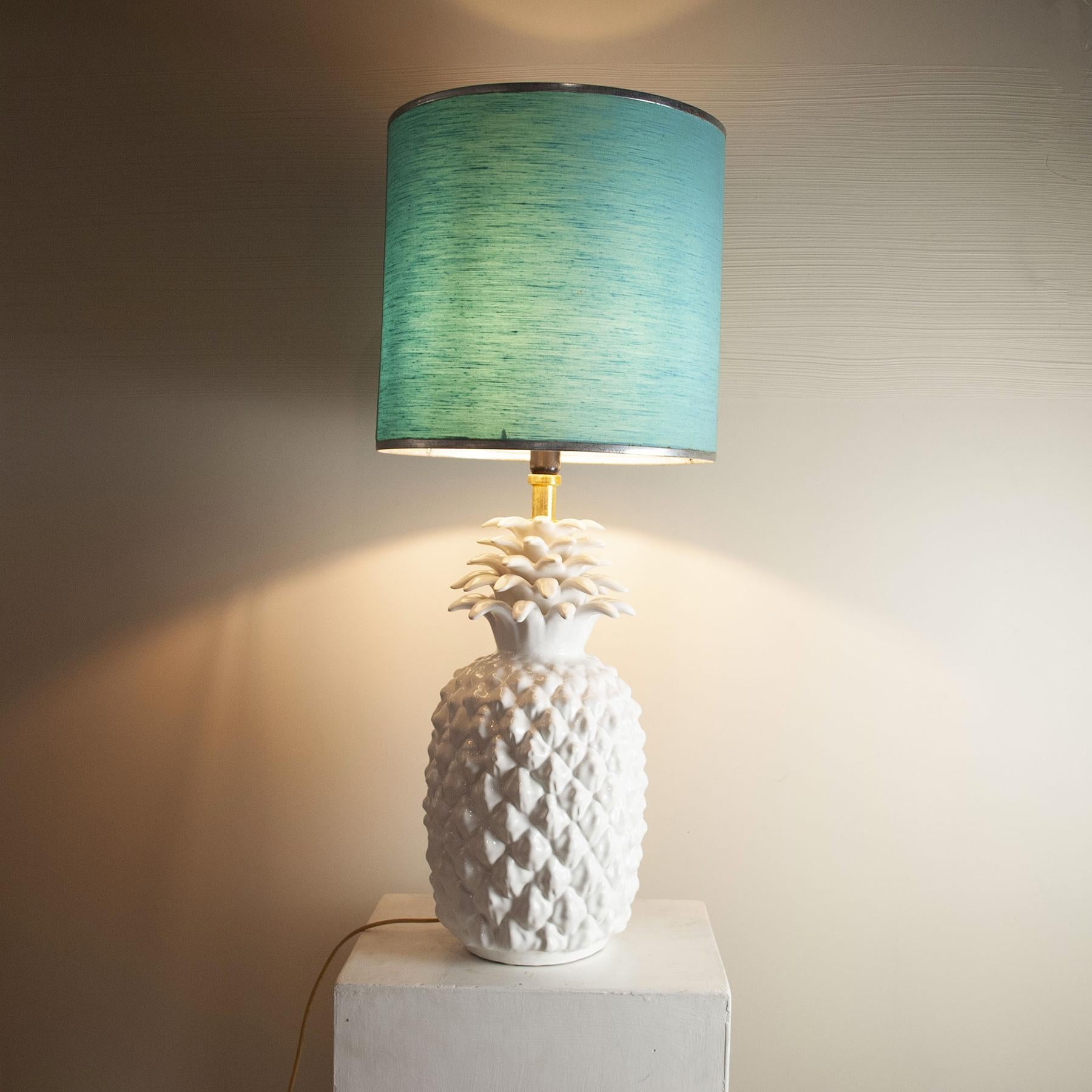 Italian 1960s White Ceramic Table Lamp Depicting the Exotic Pineapple Fruit In Good Condition For Sale In bari, IT