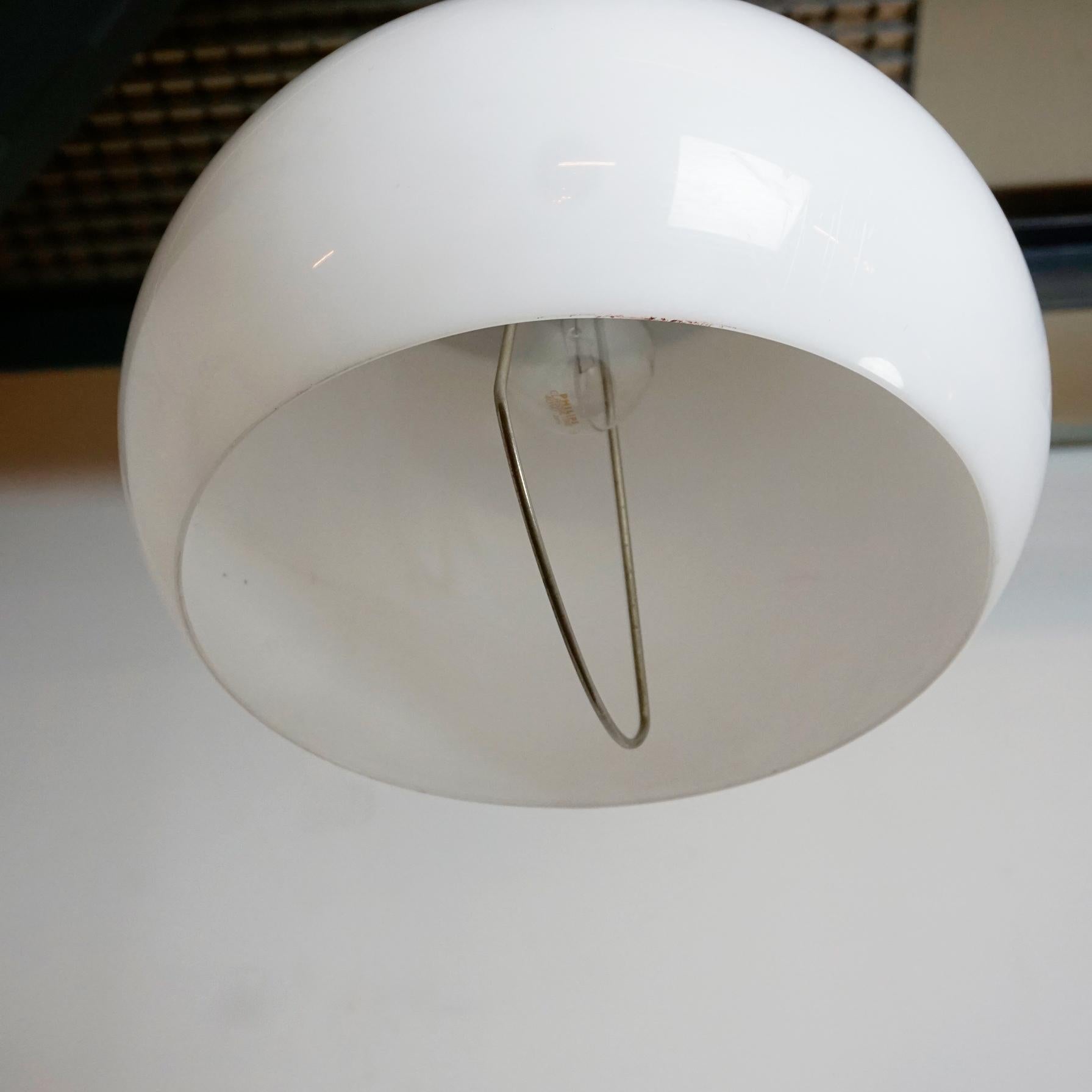 Mid-Century Modern Lampe suspendue italienne des années 1960 en perspex blanc et aluminium par Stilux Milano en vente