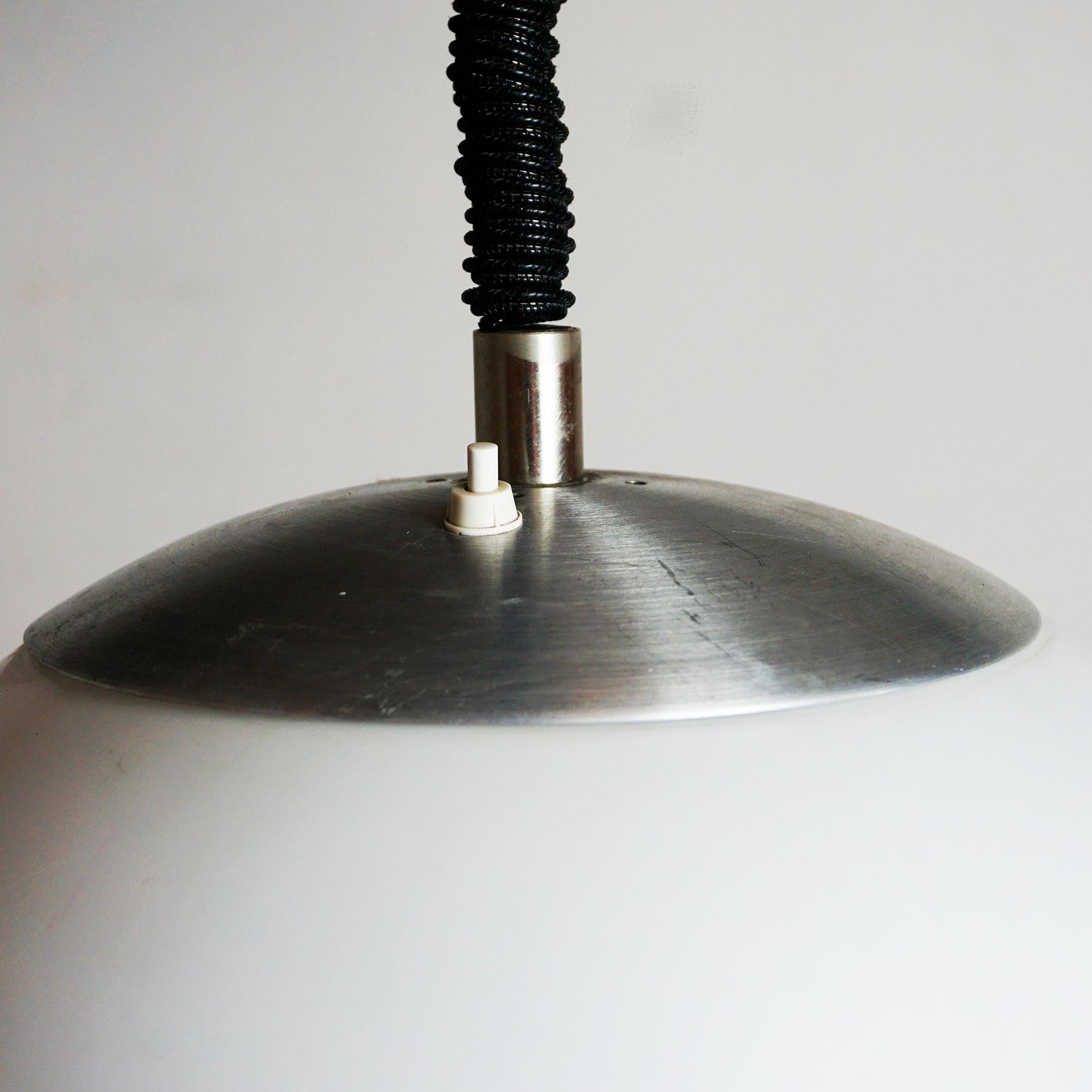 Milieu du XXe siècle Lampe suspendue italienne des années 1960 en perspex blanc et aluminium par Stilux Milano en vente
