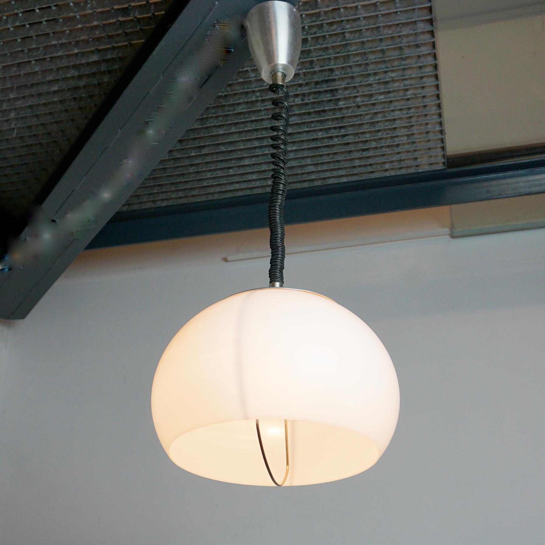 Plastique Lampe suspendue italienne des années 1960 en perspex blanc et aluminium par Stilux Milano en vente