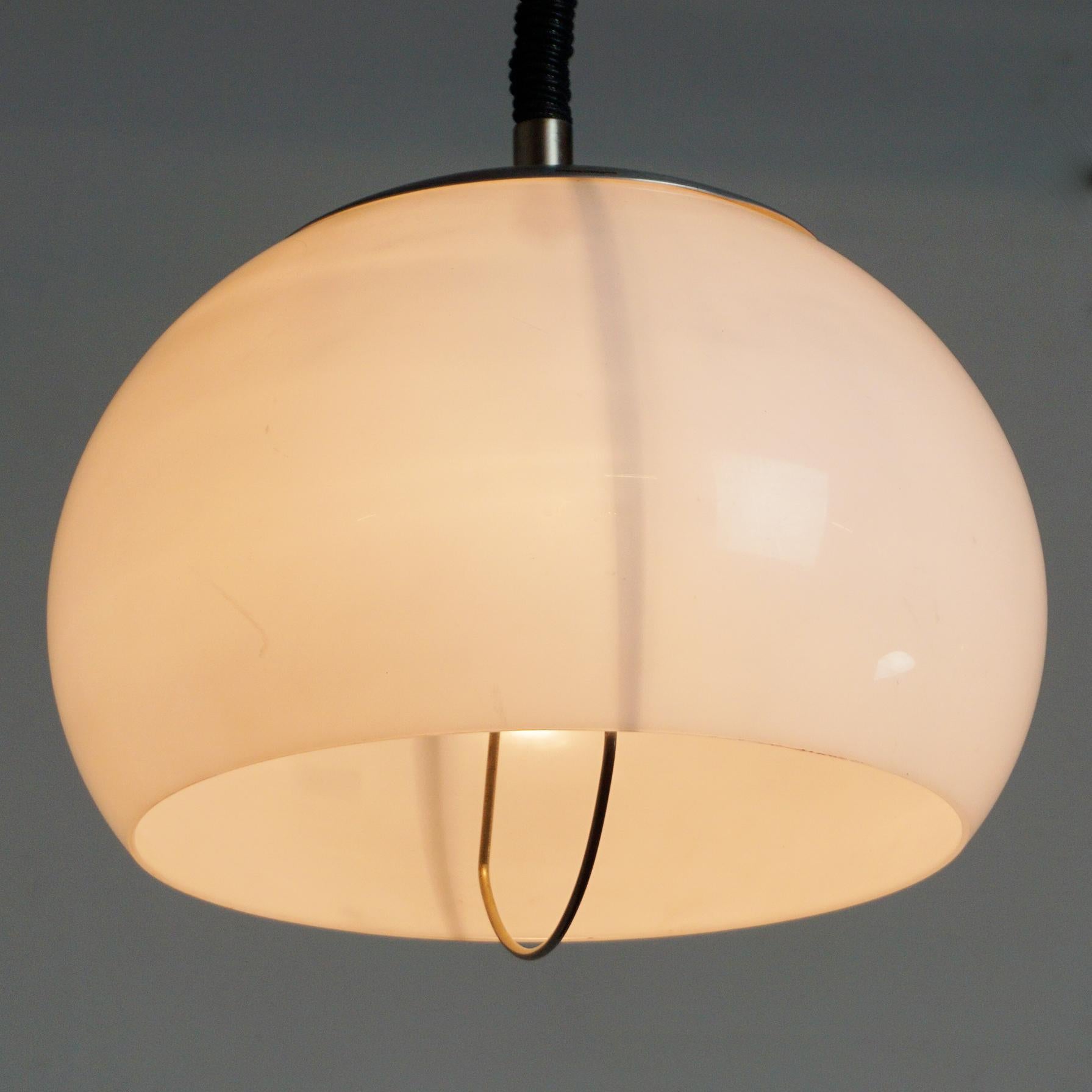 Lampe suspendue italienne des années 1960 en perspex blanc et aluminium par Stilux Milano en vente 1