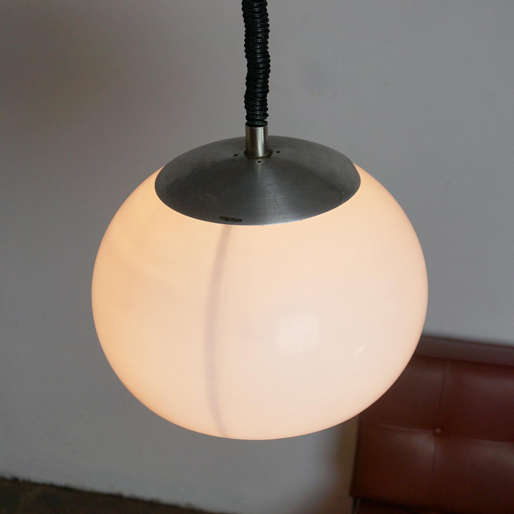 Lampe suspendue italienne des années 1960 en perspex blanc et aluminium par Stilux Milano en vente 2