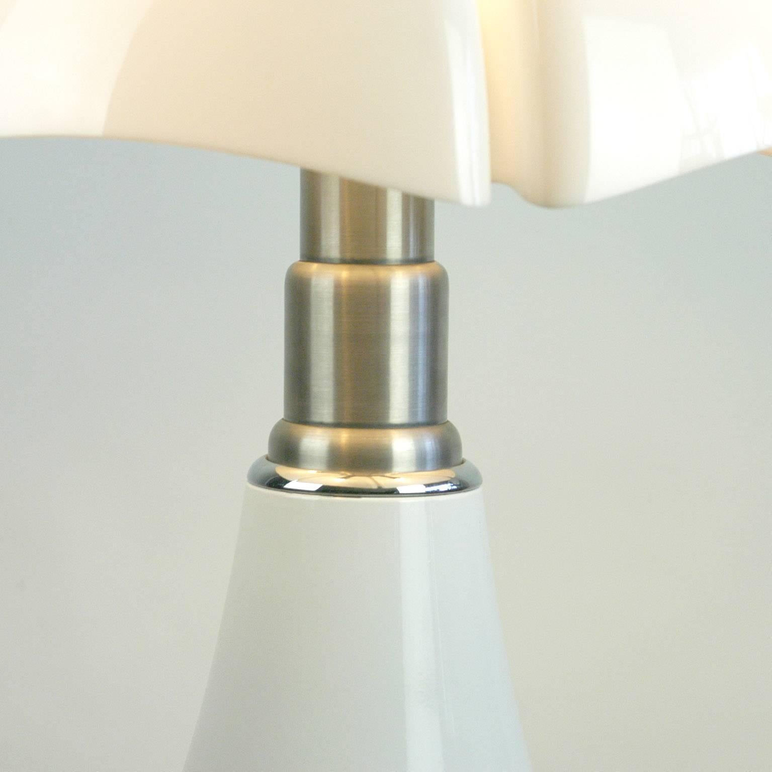 Modern Italian 1960s White Table Lamp Pipistrello by Gae Aulenti for Martinelli Luce