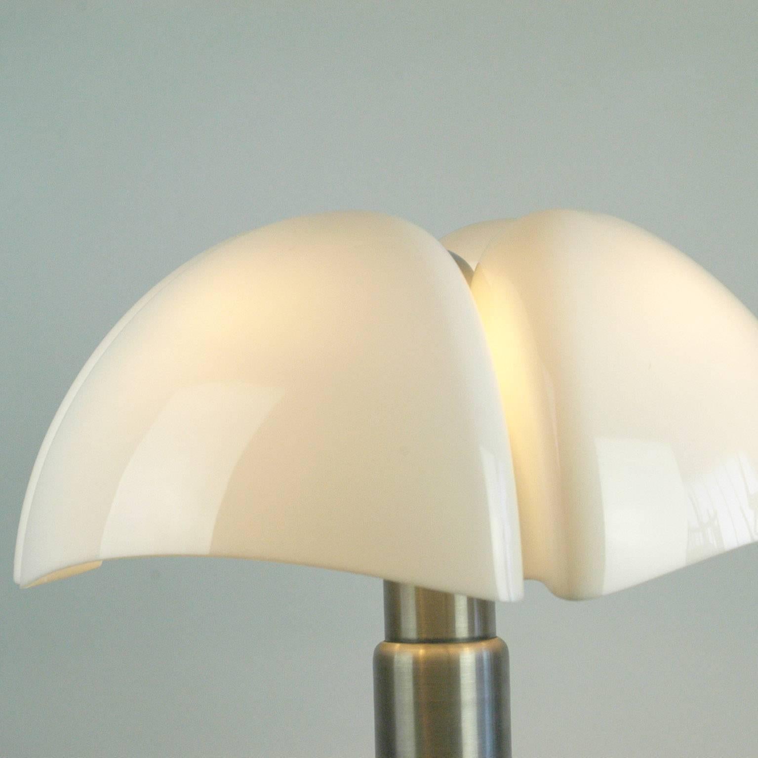 Lacquered Italian 1960s White Table Lamp Pipistrello by Gae Aulenti for Martinelli Luce