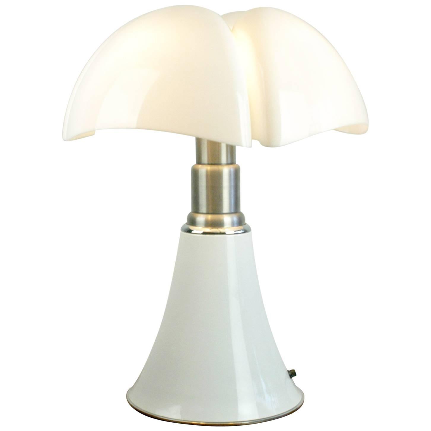 Italian 1960s White Table Lamp Pipistrello by Gae Aulenti for Martinelli Luce