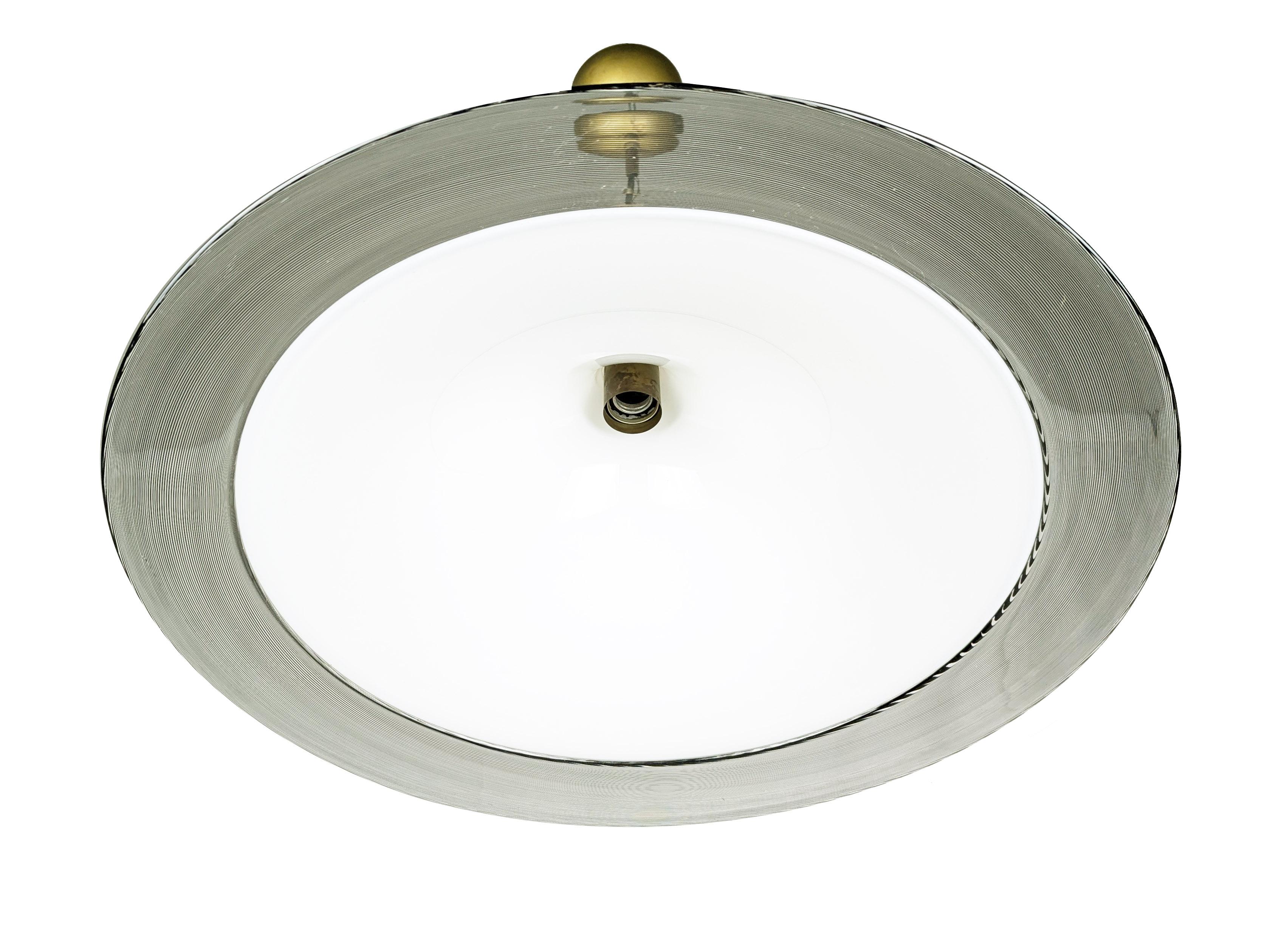 Grande lampada a sospensione di Murano viola/marrone trasparente e bianca attribuita a Lino Tagliapietra per EFFETRE. Grande paralume a forma di imbuto rovesciato in vetro bianco con fascia esterna applicata a caldo in filigrana trasparente -