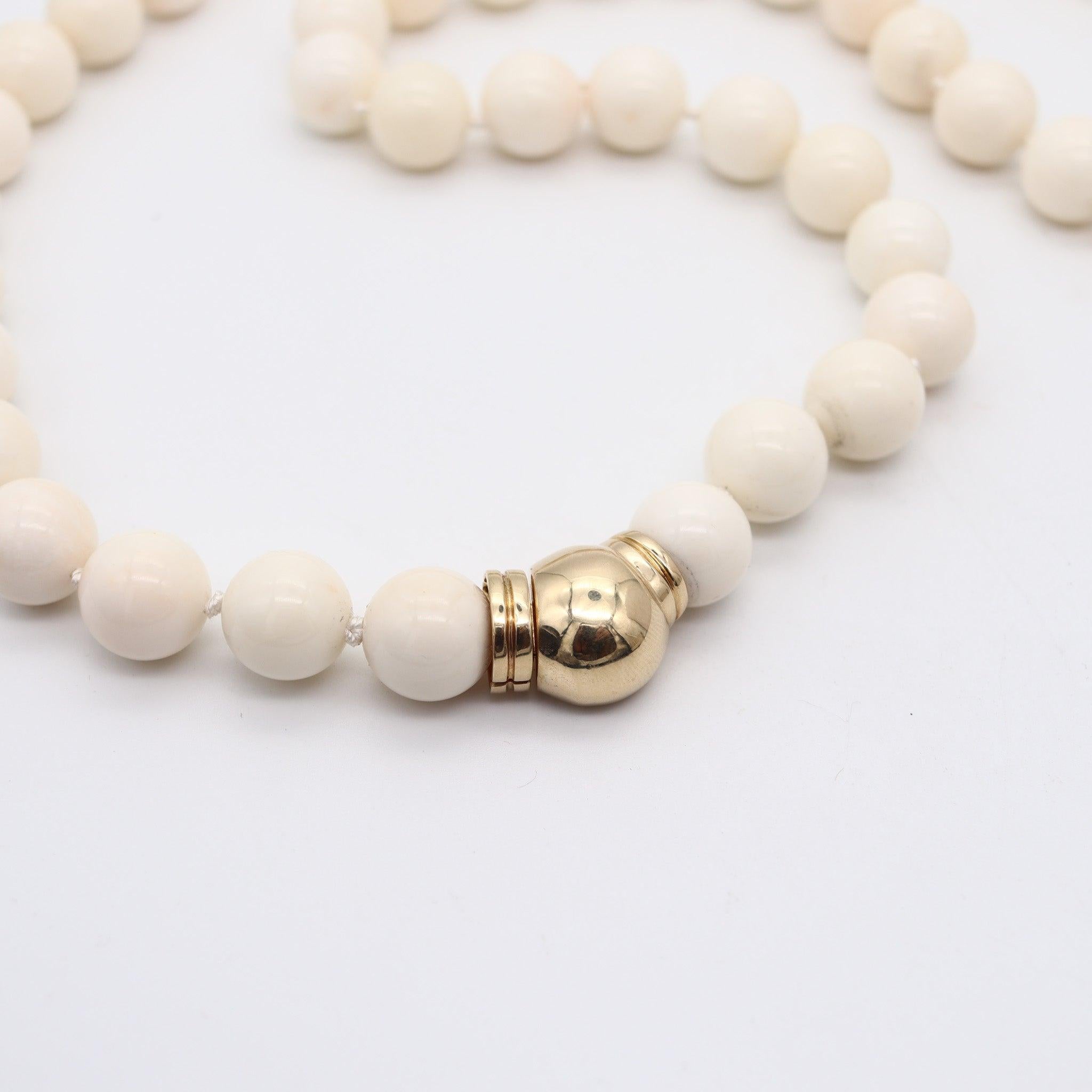 ITALIAN 1970 Angel Skin Coral Beads Long Necklace Mount In 18 Kt Yellow Gold In Excellent Condition For Sale In Miami, FL