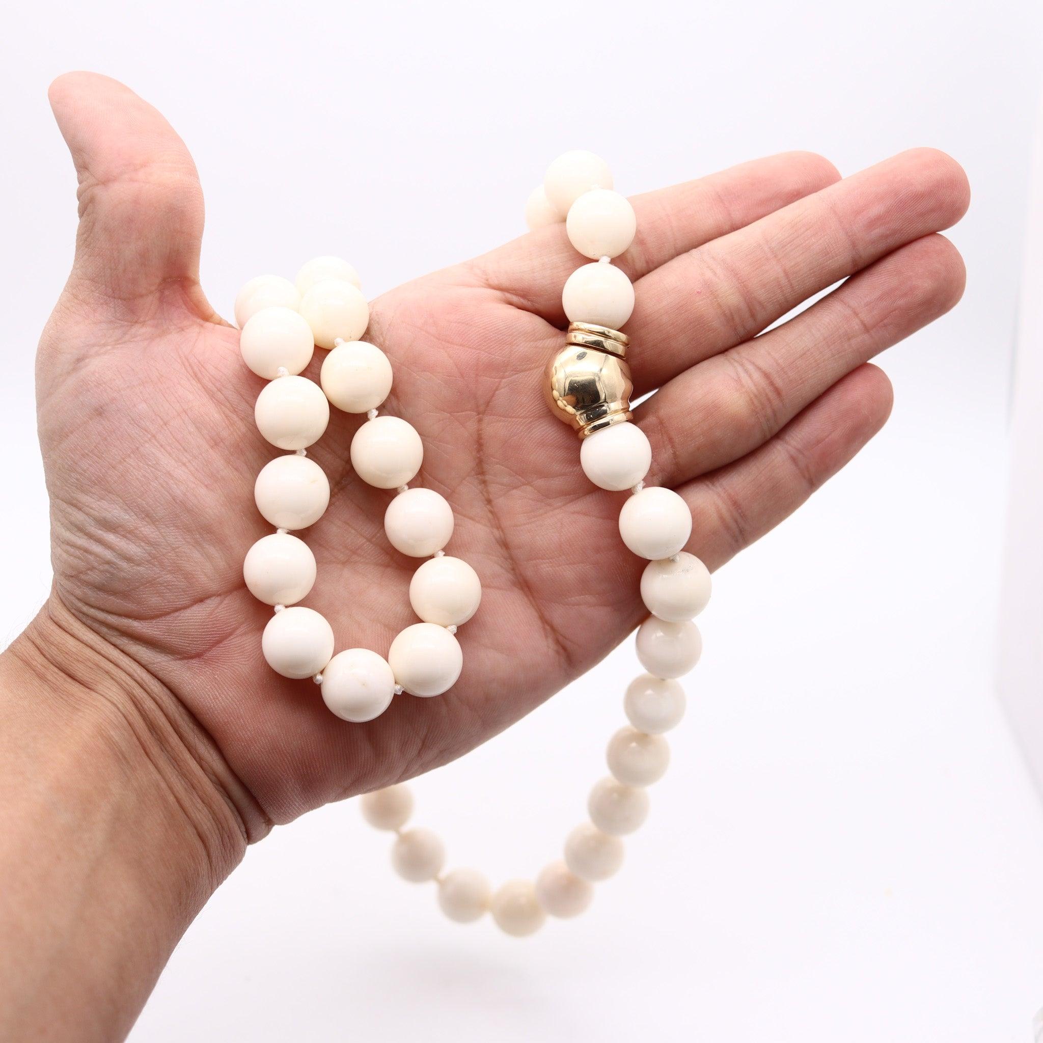 ITALIAN 1970 Angel Skin Coral Beads Long Necklace Mount In 18 Kt Yellow Gold For Sale 1