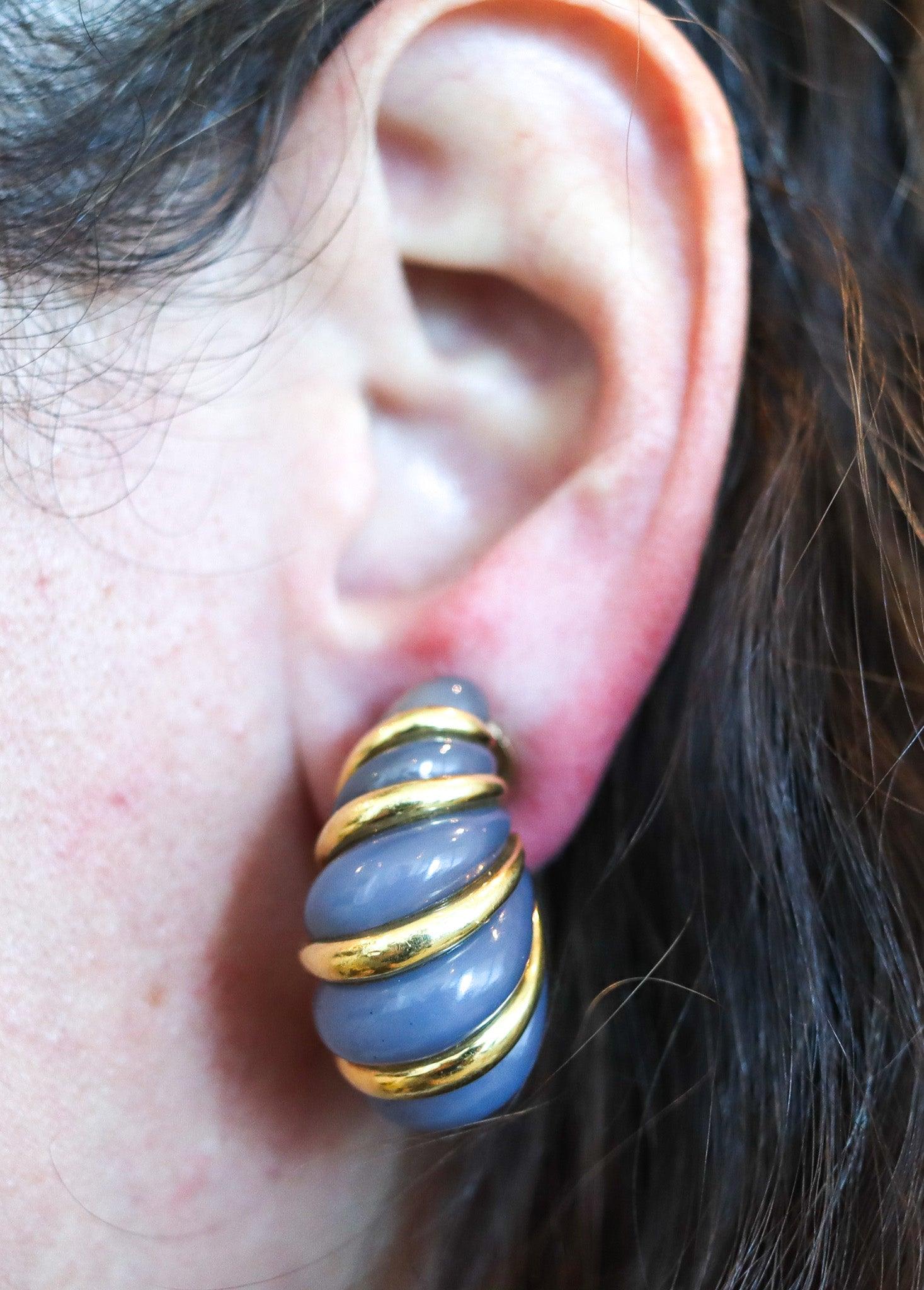 Modernist fluted hoops earrings made in Italy.

These are a gorgeous pair of vintage fluted hoops earrings, created in Italy back in the 1970. The earrings has been crafted as a left and right in solid yellow gold of 18 karats with high polished