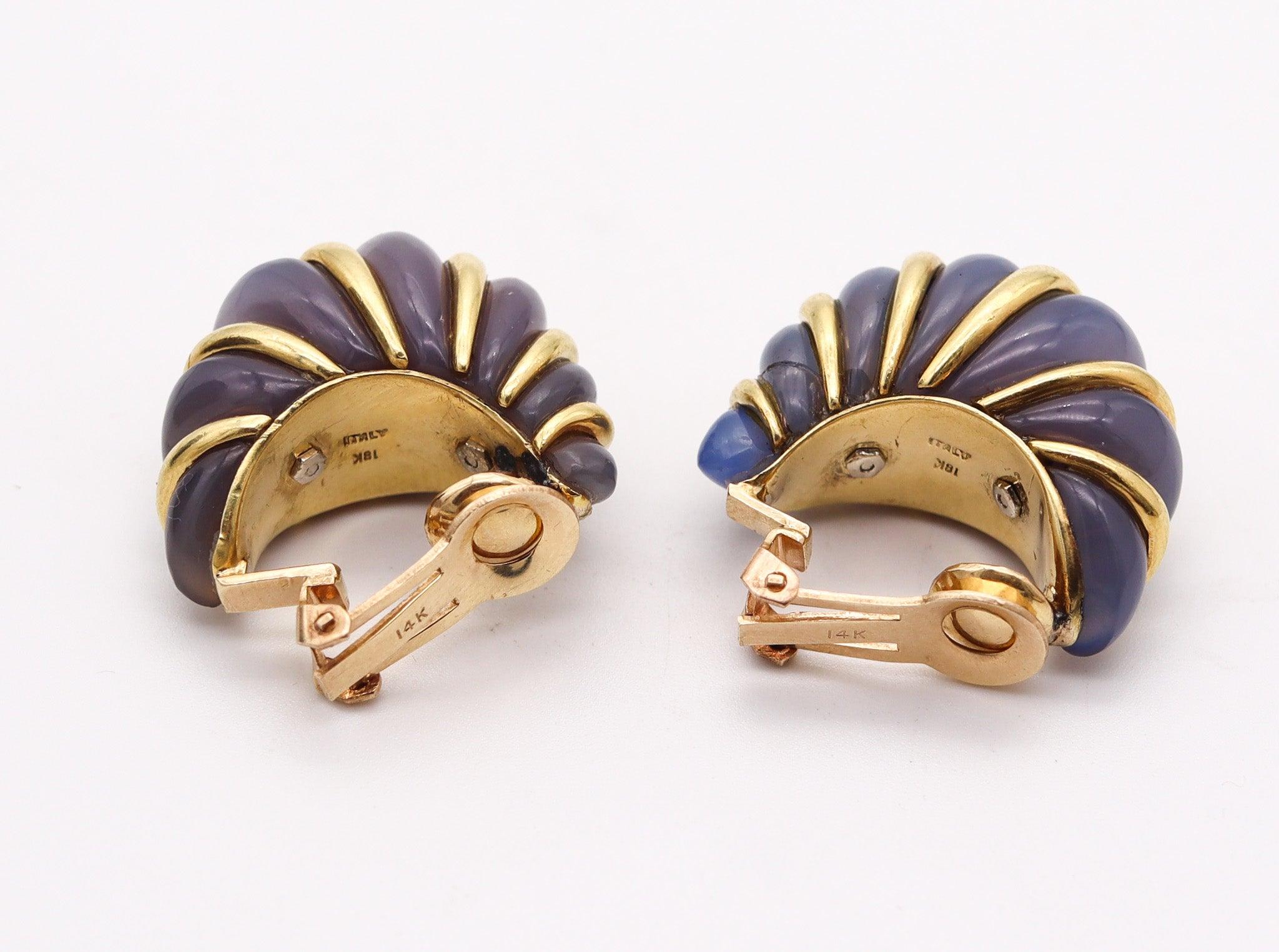 ITALIAN 1970 Fluted Modernist Hoops Clips Earrings With Chalcedony In 18Kt Gold In Excellent Condition For Sale In Miami, FL