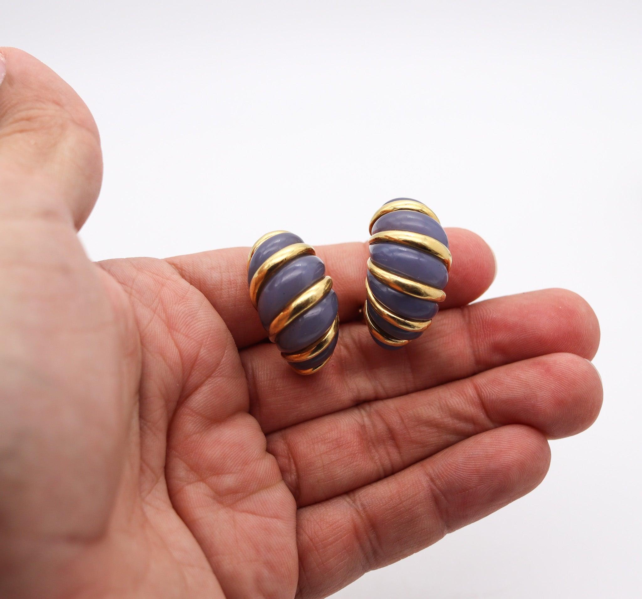 ITALIAN 1970 Fluted Modernist Hoops Clips Earrings With Chalcedony In 18Kt Gold For Sale 1