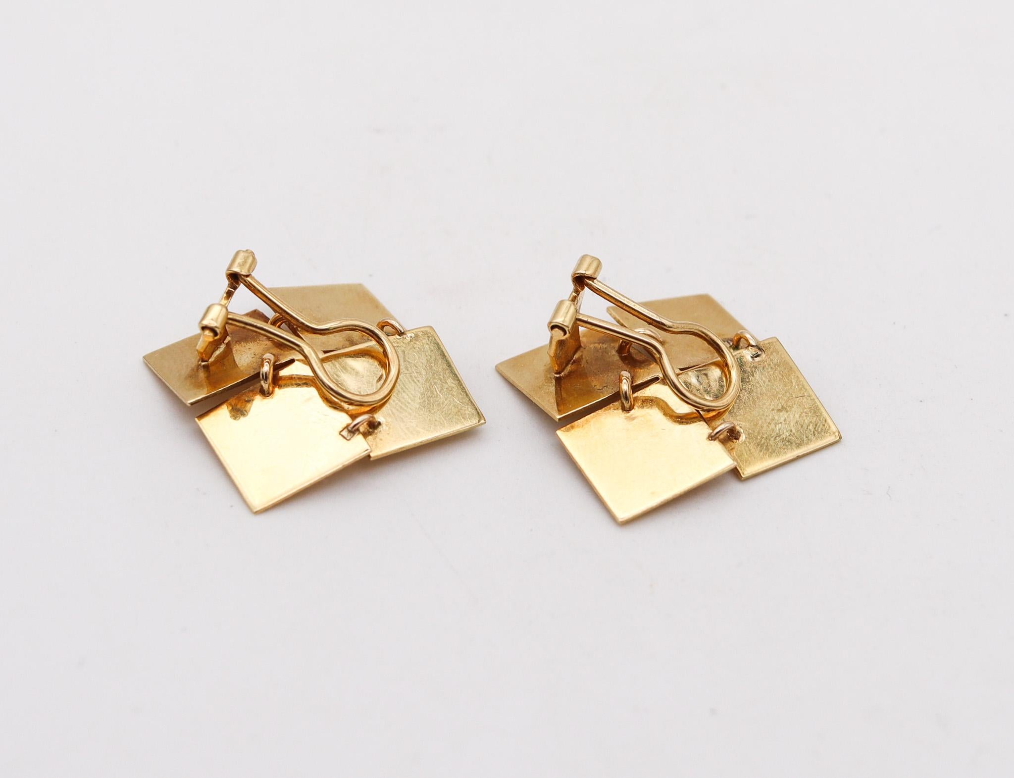 Italian 1970 Geometric Squares Clip on Earrings In Solid 18Kt Yellow Gold In Excellent Condition In Miami, FL