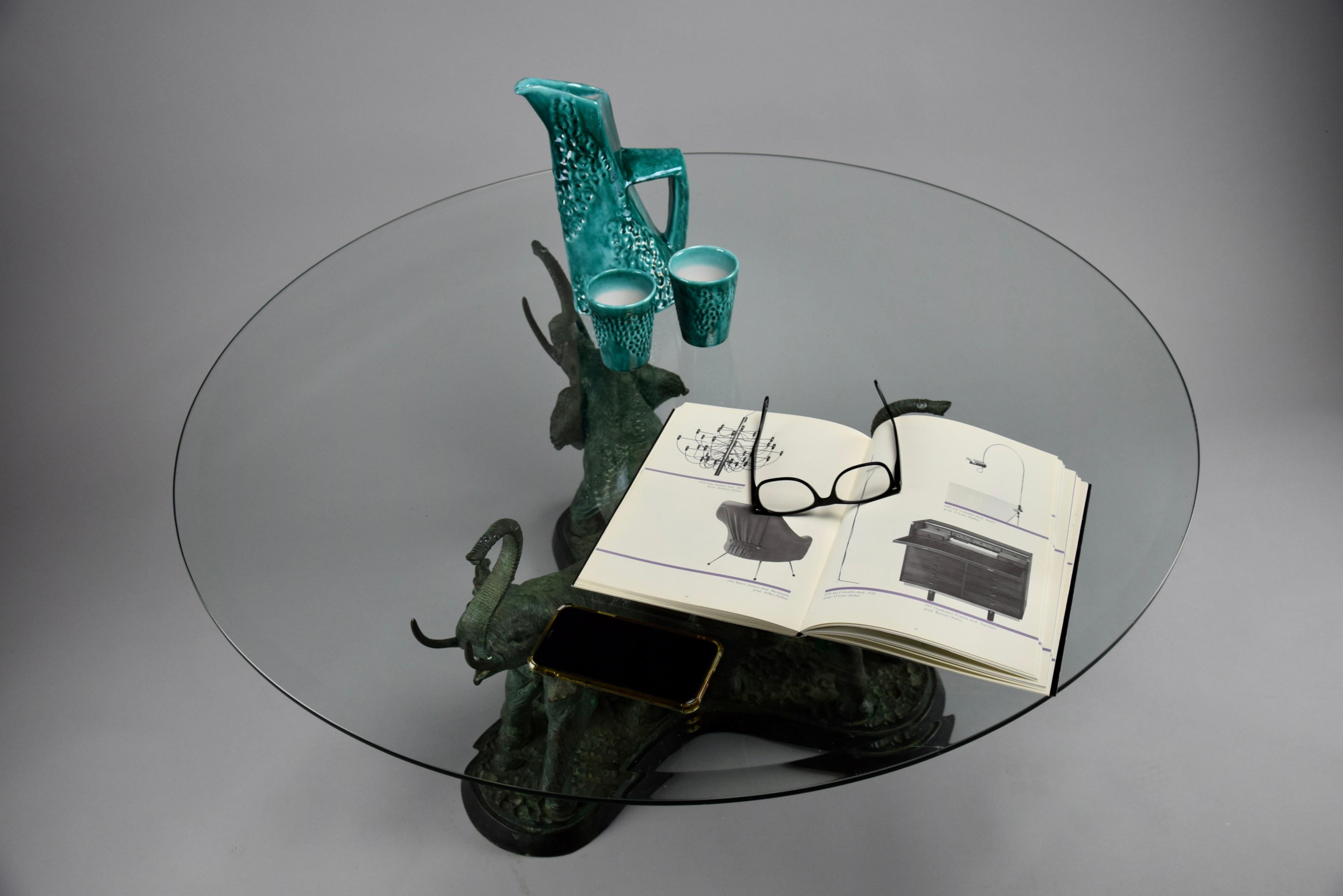 Table basse italienne Hollywood Regency des années 1970 avec plateau en verre rond en vente 3