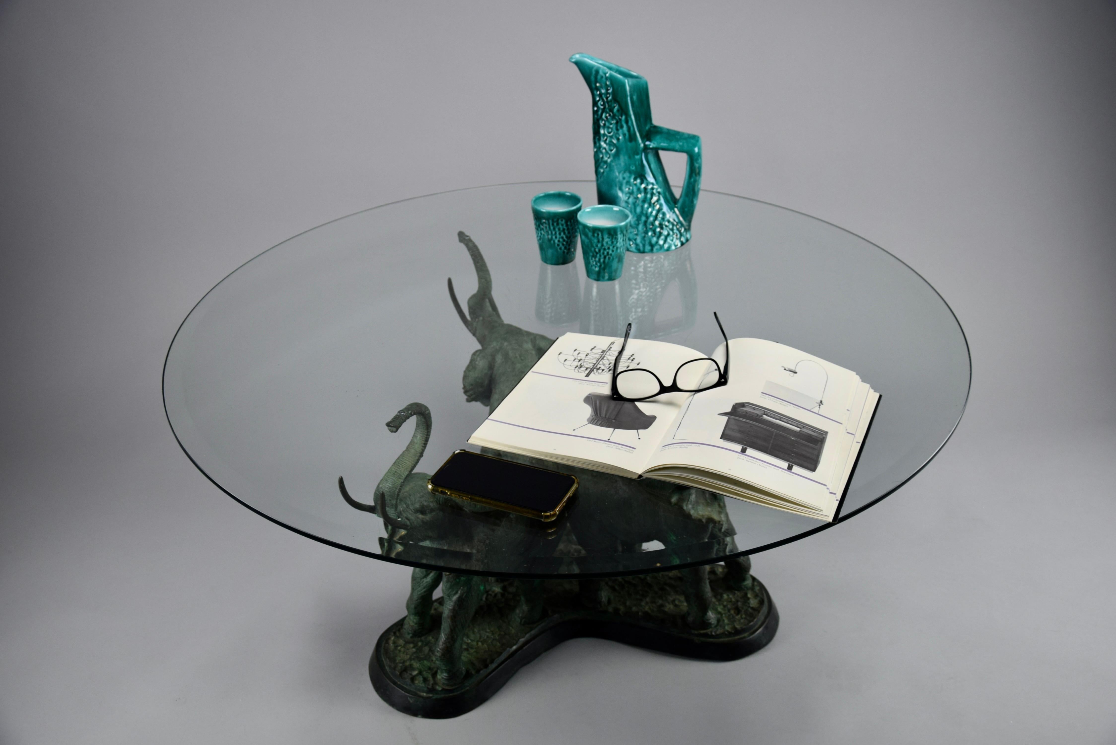 Mid-Century Modern Table basse italienne Hollywood Regency des années 1970 avec plateau en verre rond en vente
