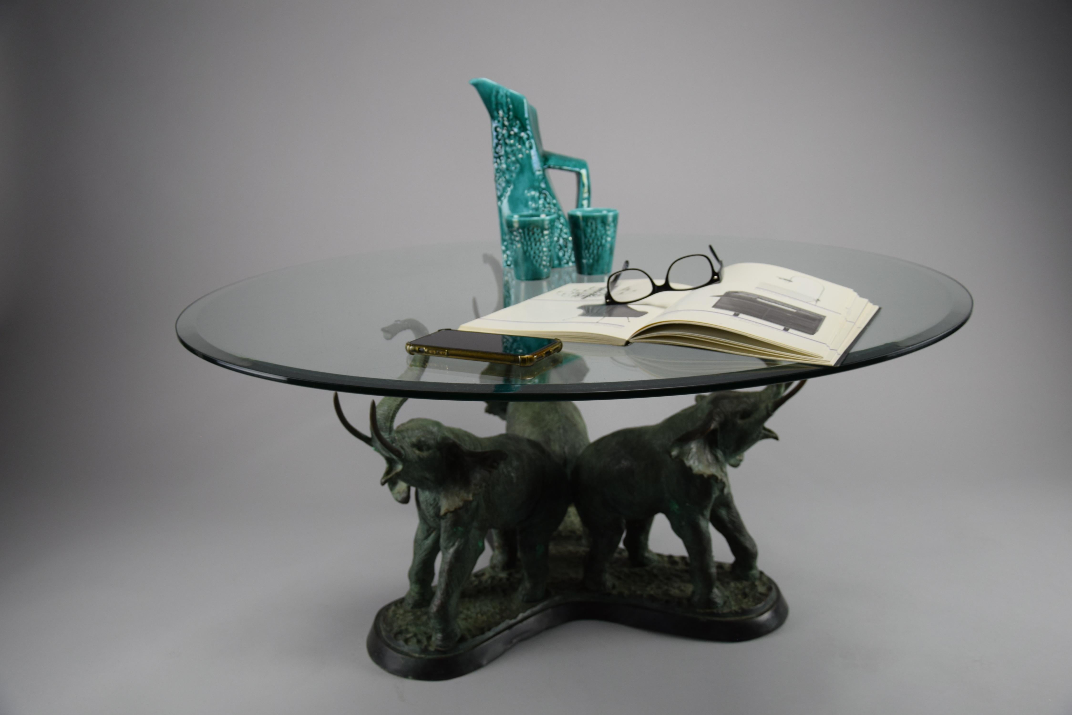 Laiton Table basse italienne Hollywood Regency des années 1970 avec plateau en verre rond en vente