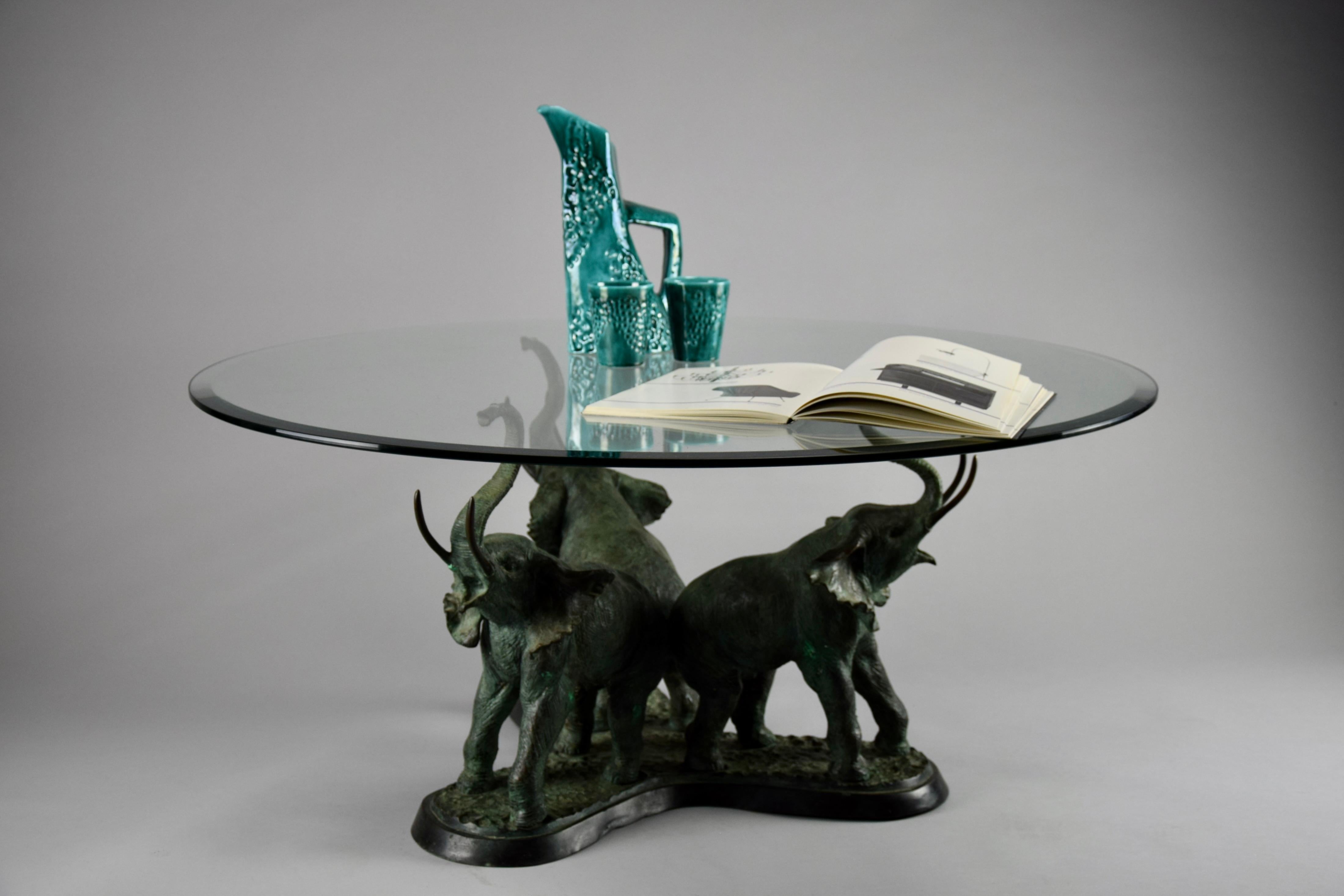 Table basse italienne Hollywood Regency des années 1970 avec plateau en verre rond en vente 2