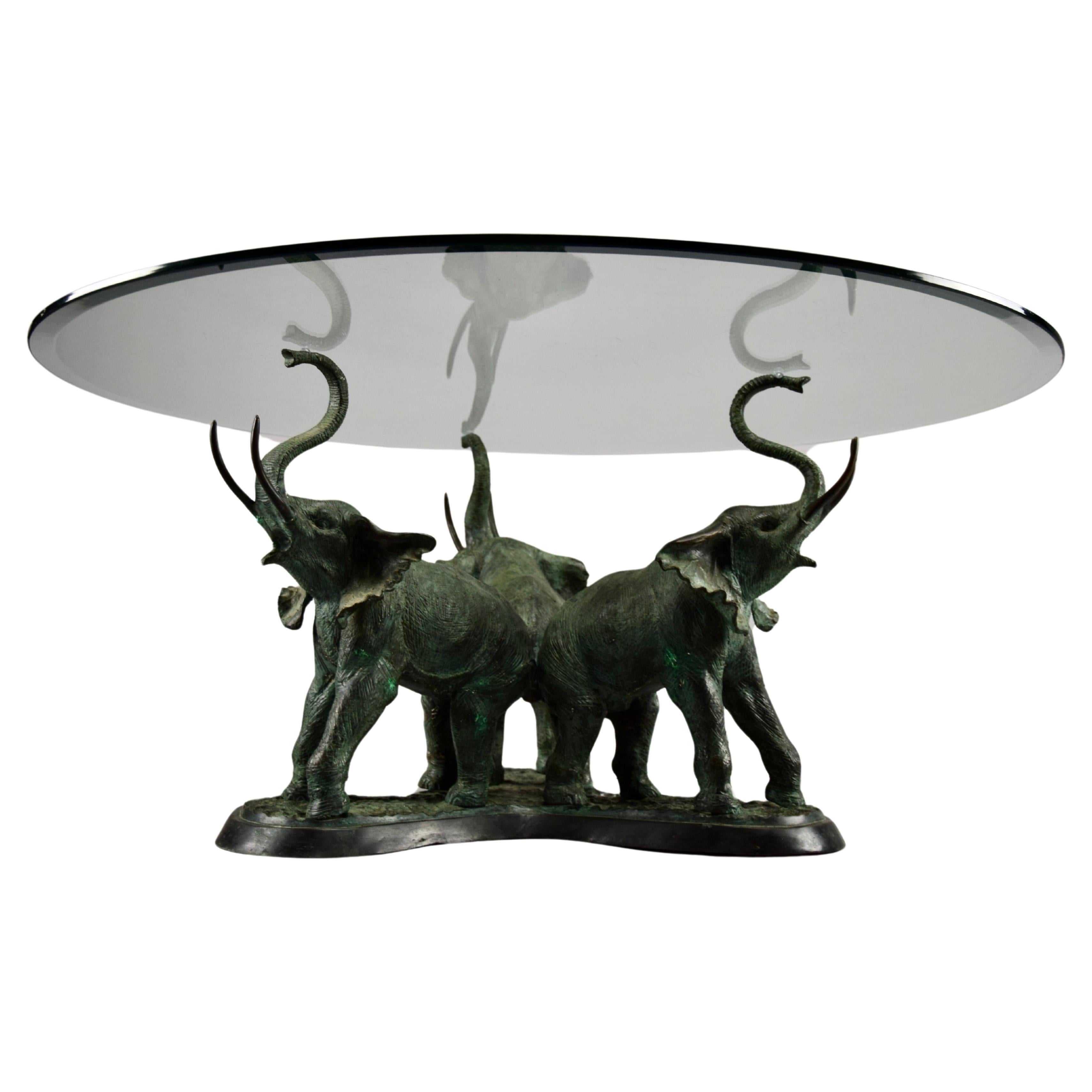Tavolino in ottone Hollywood Regency del 1970 con piano in vetro rotondo