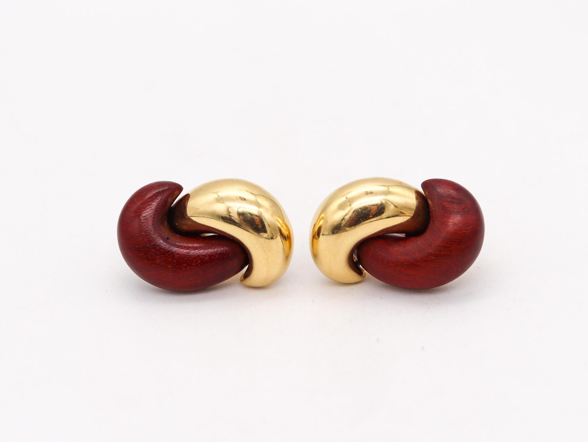 Modernist pair of Italian earrings.

Beautiful elegant pair of modernist earrings created in Italy, back in the 1970. They was carefully crafted with curves patterns in solid yellow gold of 18 karats with high polished finish. They are fitted with