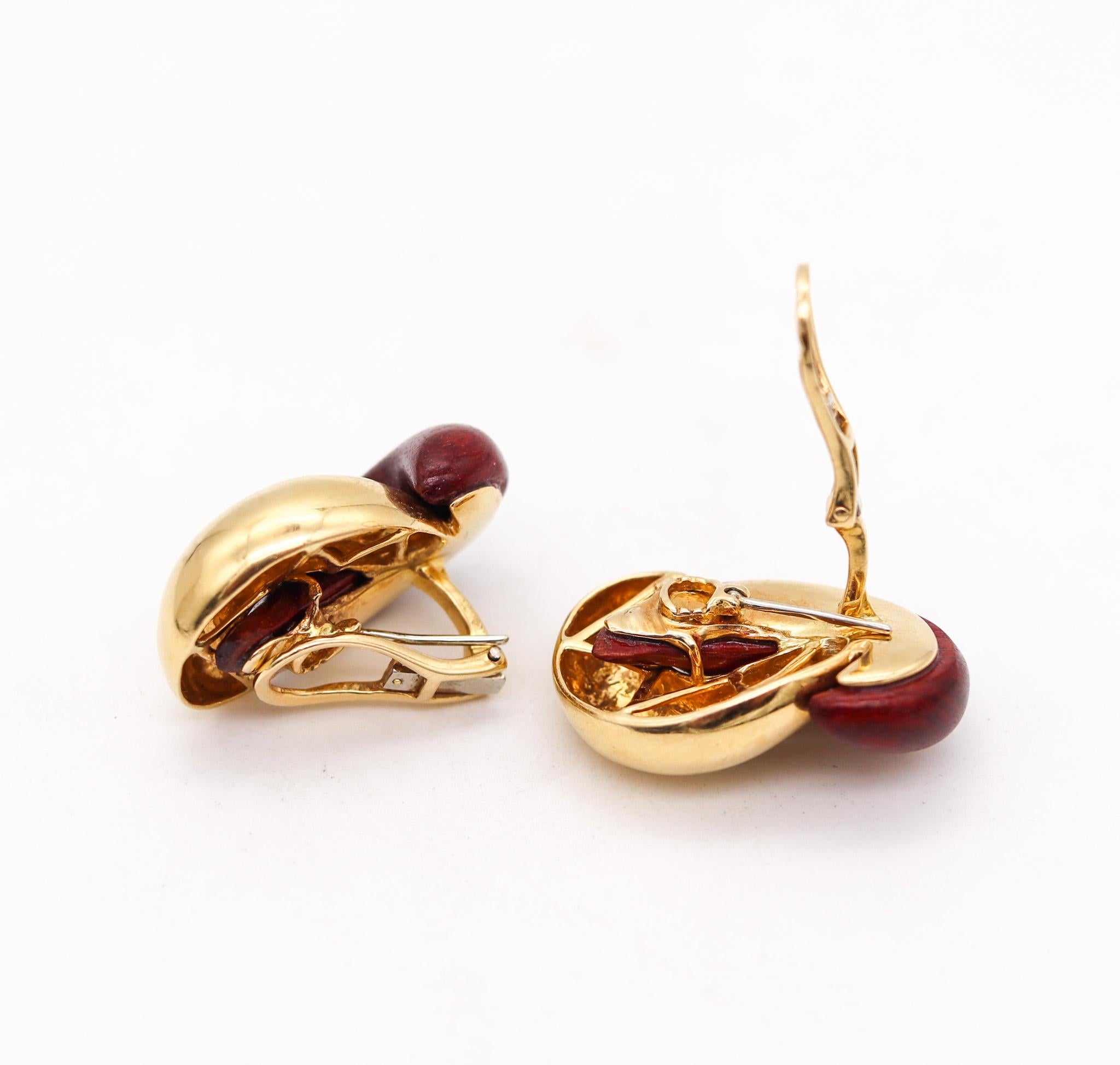 Moderniste Boucles d'oreilles à clip modernistes italiennes en or jaune 18 carats et bois de rose, 1970 en vente