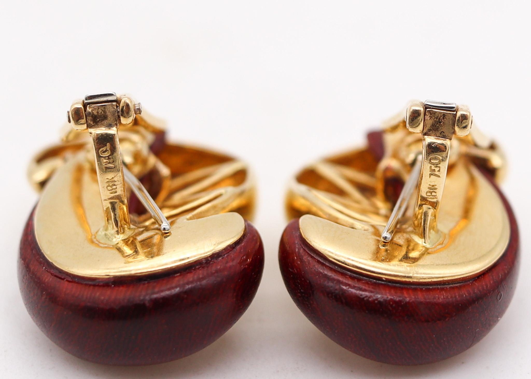 Women's Italian 1970 Modernist Clip Earrings in 18 Karat Yellow Gold with Rose Wood For Sale