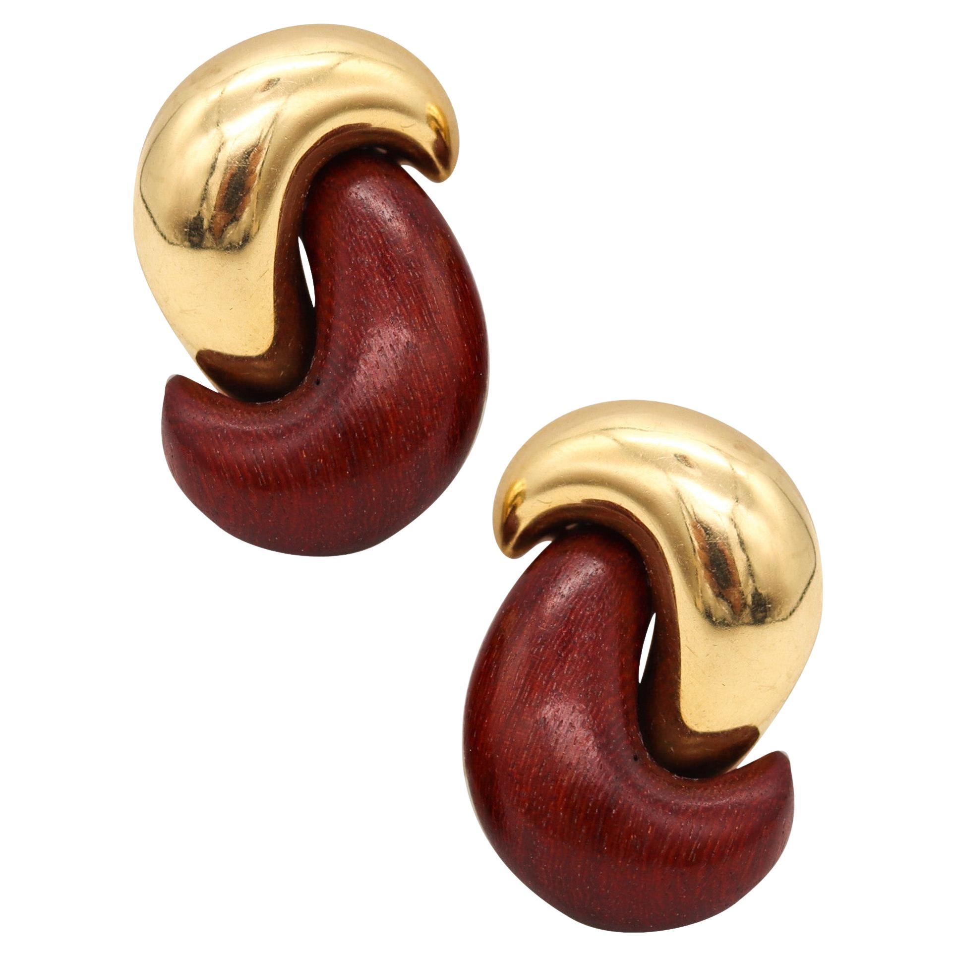 Italian 1970 Modernist Clip Earrings in 18 Karat Yellow Gold with Rose Wood For Sale