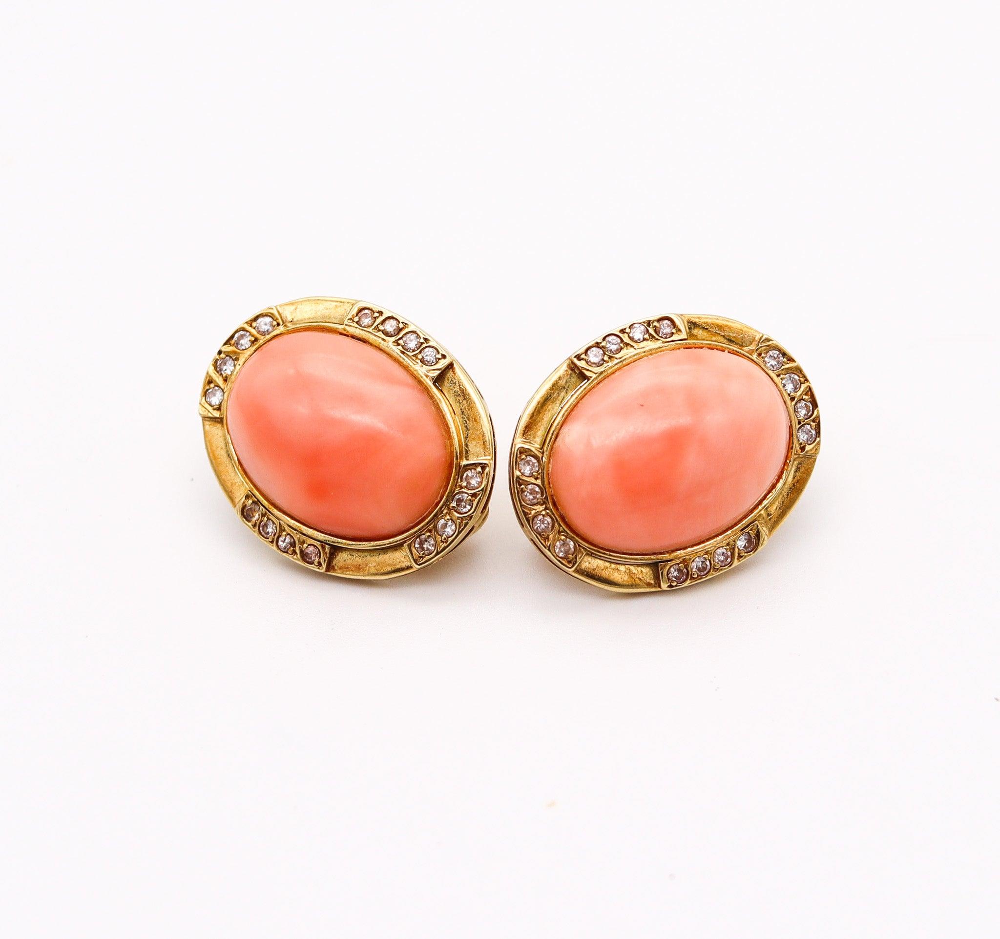 Modernista Orecchini a clip modernisti italiani del 1970 in oro giallo 18Kt con diamanti e corallo in vendita