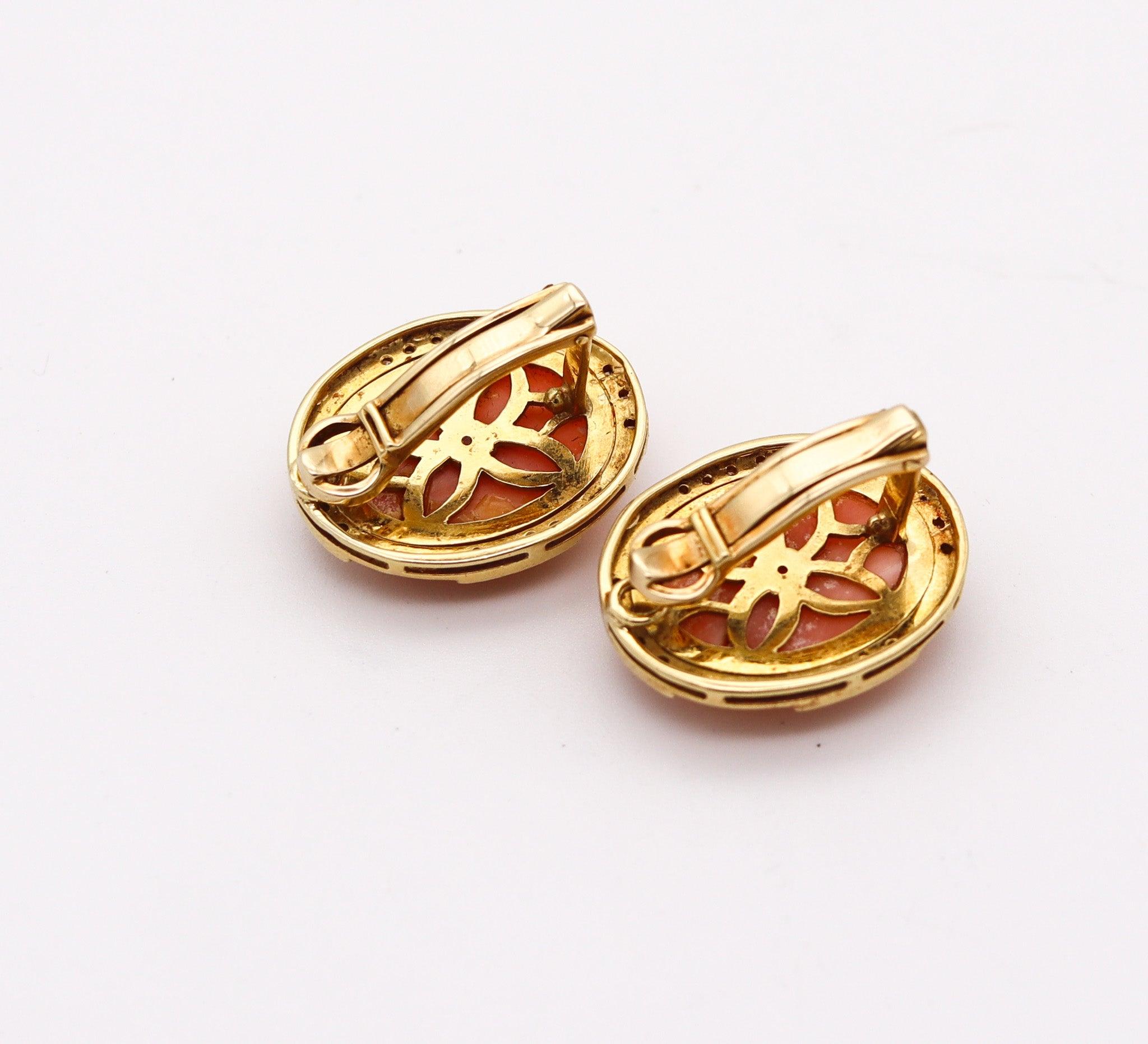 Cabochon Orecchini a clip modernisti italiani del 1970 in oro giallo 18Kt con diamanti e corallo in vendita