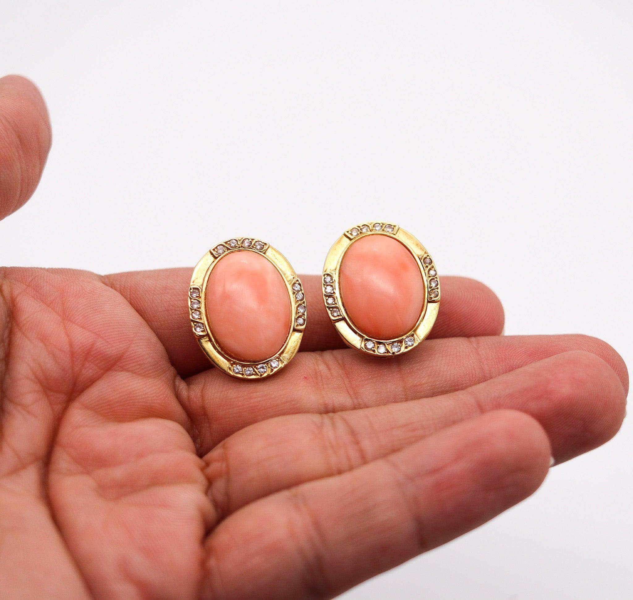 Orecchini a clip modernisti italiani del 1970 in oro giallo 18Kt con diamanti e corallo In condizioni ottime in vendita a Miami, FL