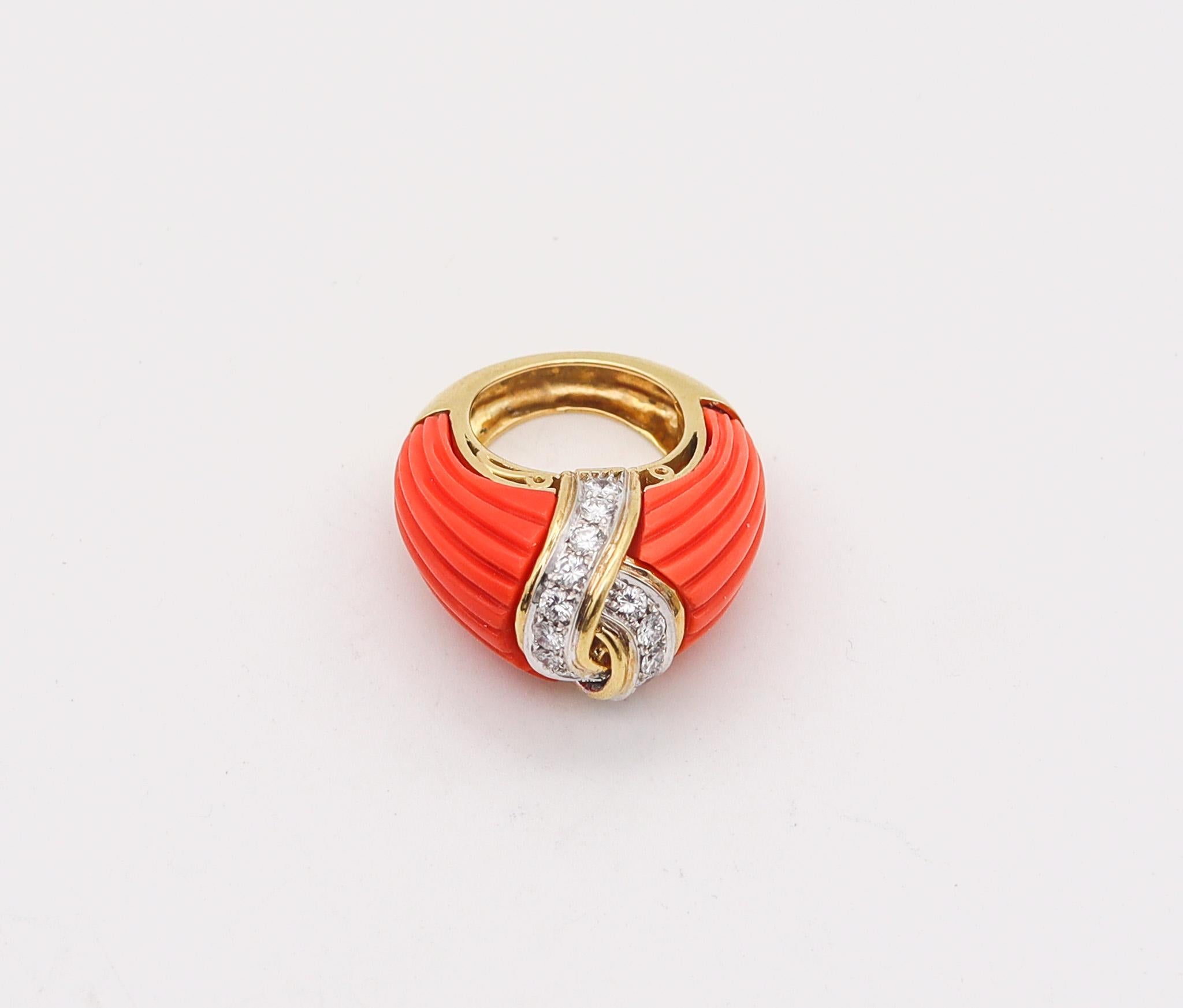 Italian 1970 Modernist Cocktail Ring 18Kt Gold With 21.60 Ctw Diamonds And Coral In Excellent Condition For Sale In Miami, FL